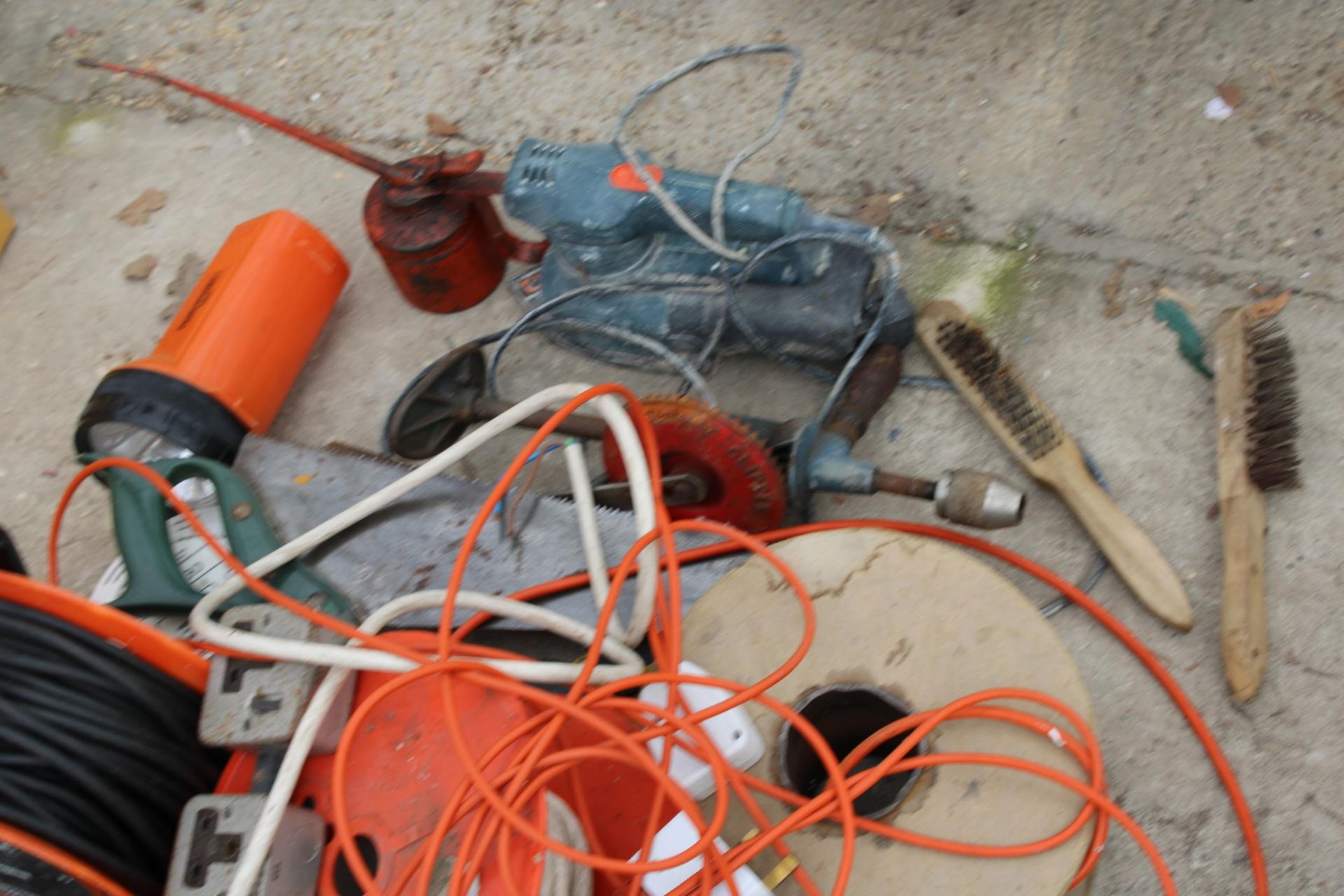AN ASSORTMENT OF ITEMS TO INCLUDE EXTENSION LEADS, A MOTORBIKE HELMET AND AN ELECTRIC SANDER ETC - Image 4 of 4