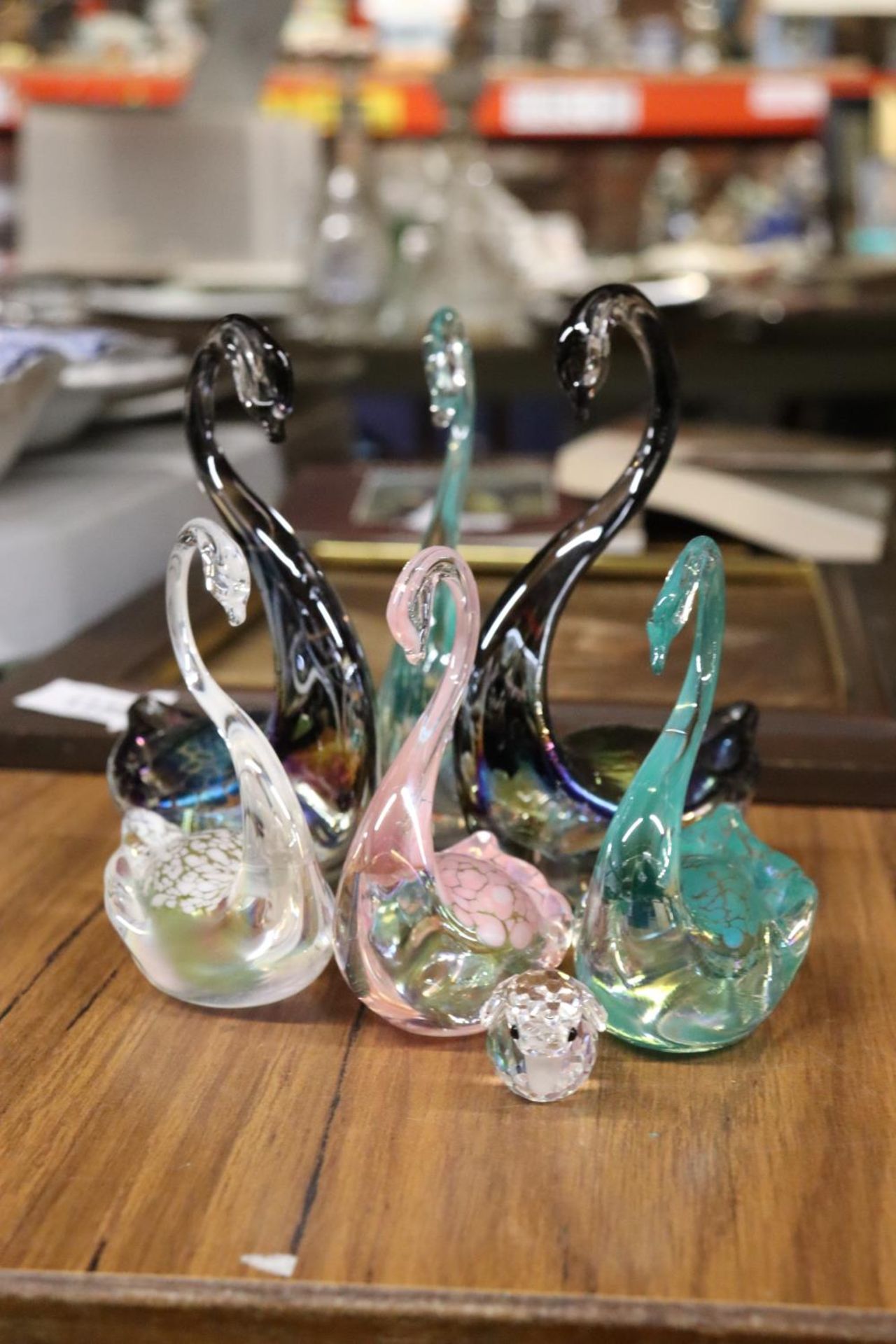 A QUANTITY OF HERON GLASS SWANS - Image 2 of 5