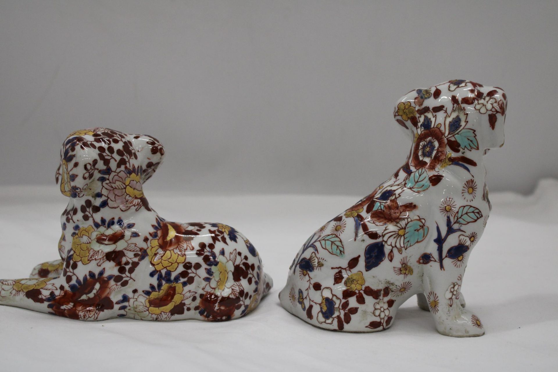 A PAIR OF FLORAL DOGS, ONE WITH ORIENTAL MARKS TO THE BASE - Image 3 of 6