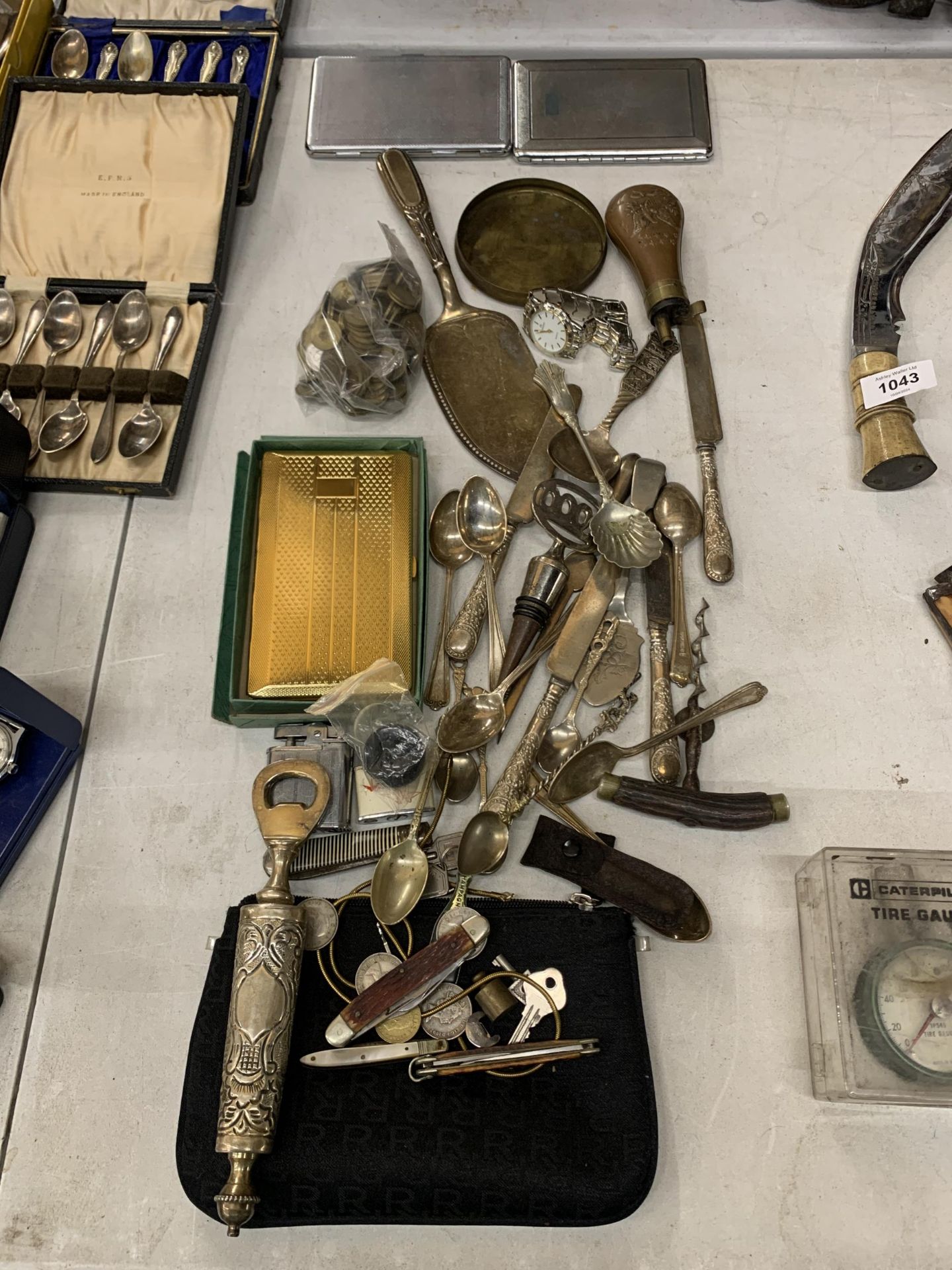 A MIXED LOT OF COLLECTABLES TO INCLUDE FLATWARE, BOTTLE OPENER, ROMANO WATCH, PEN KNIFES,