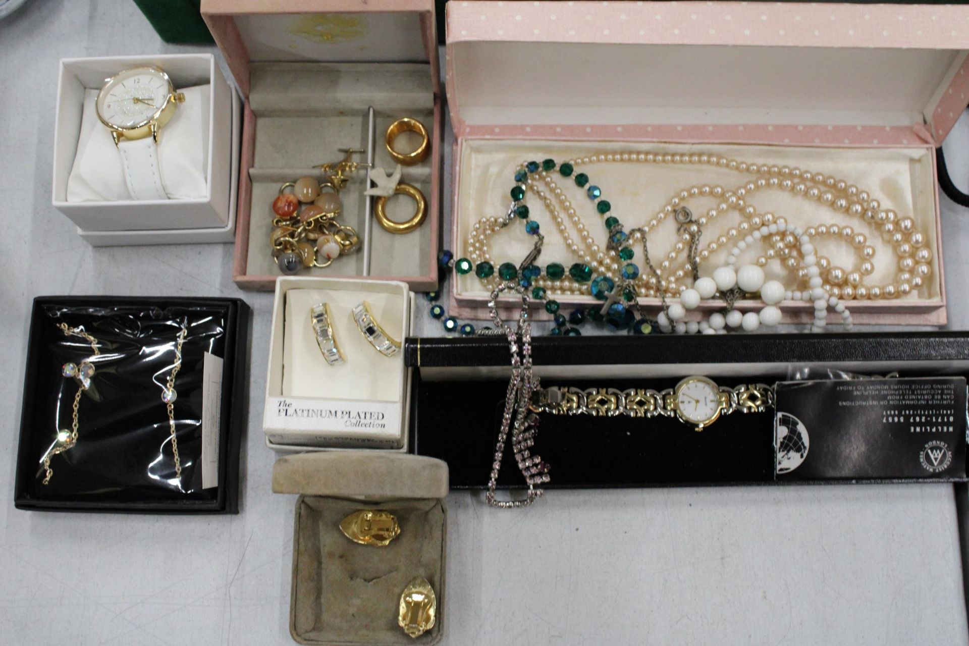 A QUANTITYOF COSTUME JEWELLERY TO INCLUDE WATCHES, NECKLACES, EARRINGS, BEADS, BANGLES, ETC - Image 3 of 5