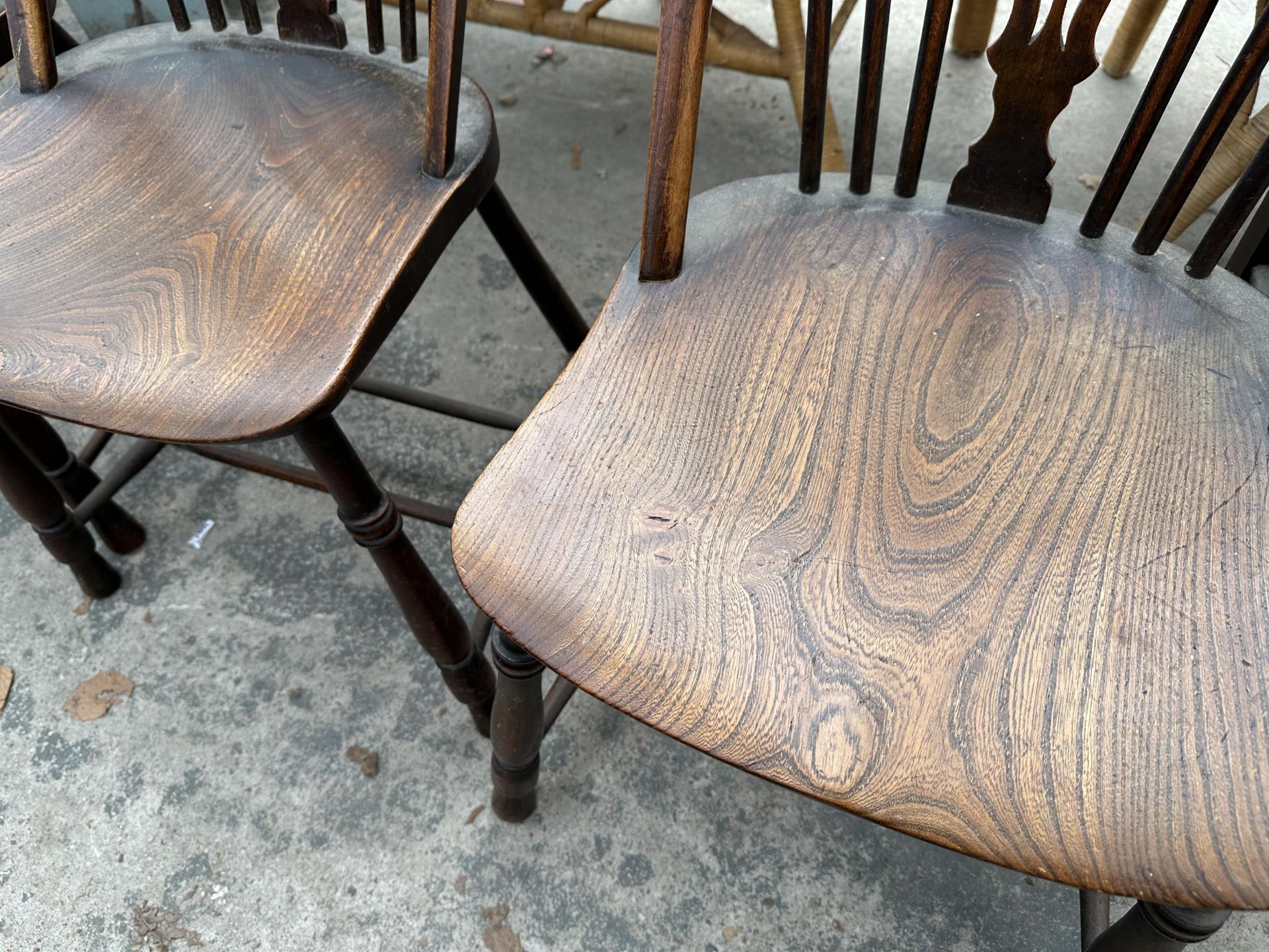 A SET OF FOUR ELM AND BEECH WINDSOR STYLE DINING CHAIRS WITH PIERCED SPLAT BACK - Bild 3 aus 6