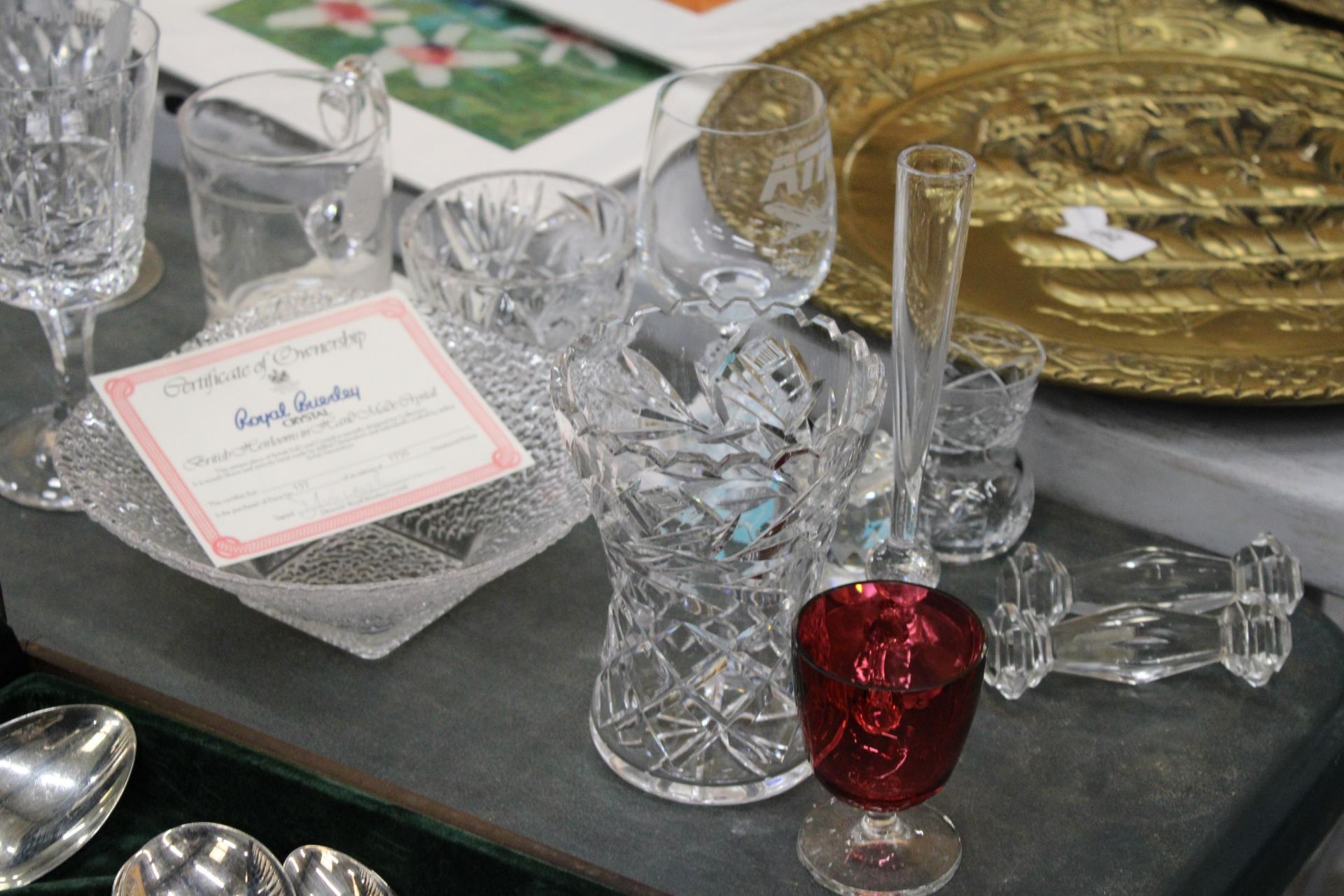 A LARGE QUANTITY OF GLASSWARE TO INCLUDE BOWLS, TANKARDS, VASES, KNIFE RESTS, WINE GLASSES - Image 2 of 9