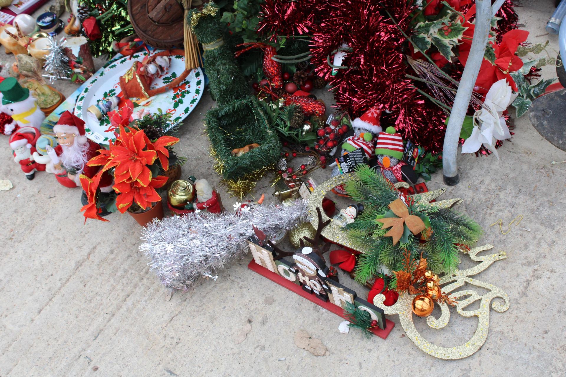 A LARGE ASSORTMENT OF CHRISTMAS ITEMS TO INCLUDE FIGURES, AND ARTIFICIAL FLOWERS ETC - Image 3 of 3