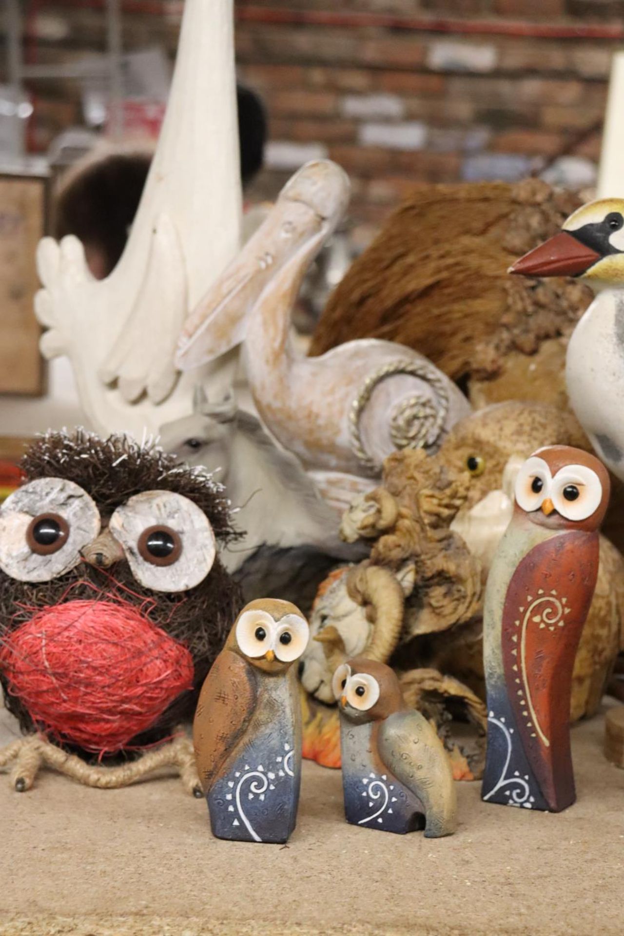 A QUANTITY OF FIGURES TO INCLUDE CERAMIC OWLS, WOODEN BIRDS, HORSE FIGURE, ETC., - Image 3 of 5