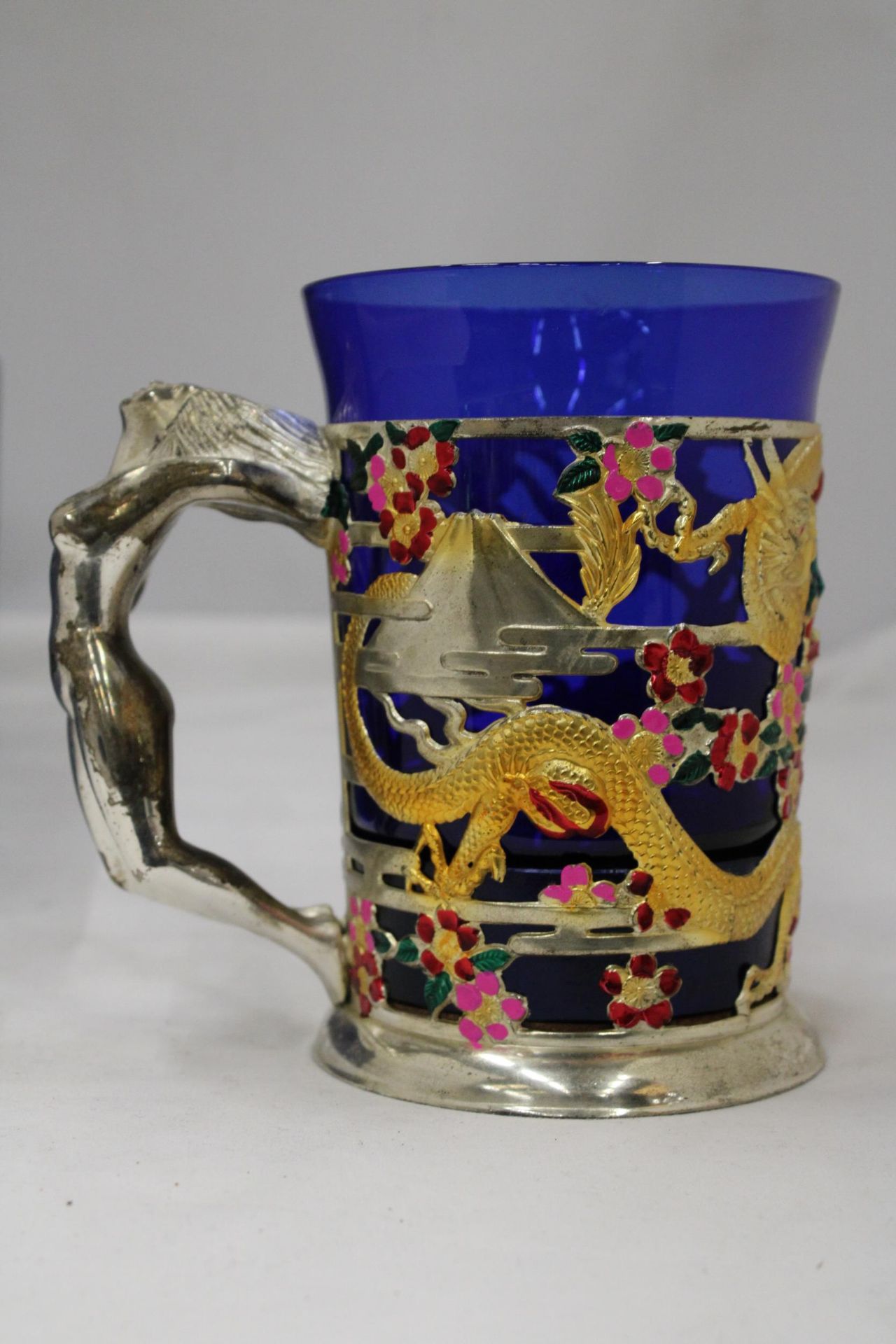 A MUSICAL GLASS WITH METAL ORIENTAL STYLE HOLDER, BOXED, HEIGHT 14CM - Image 4 of 6