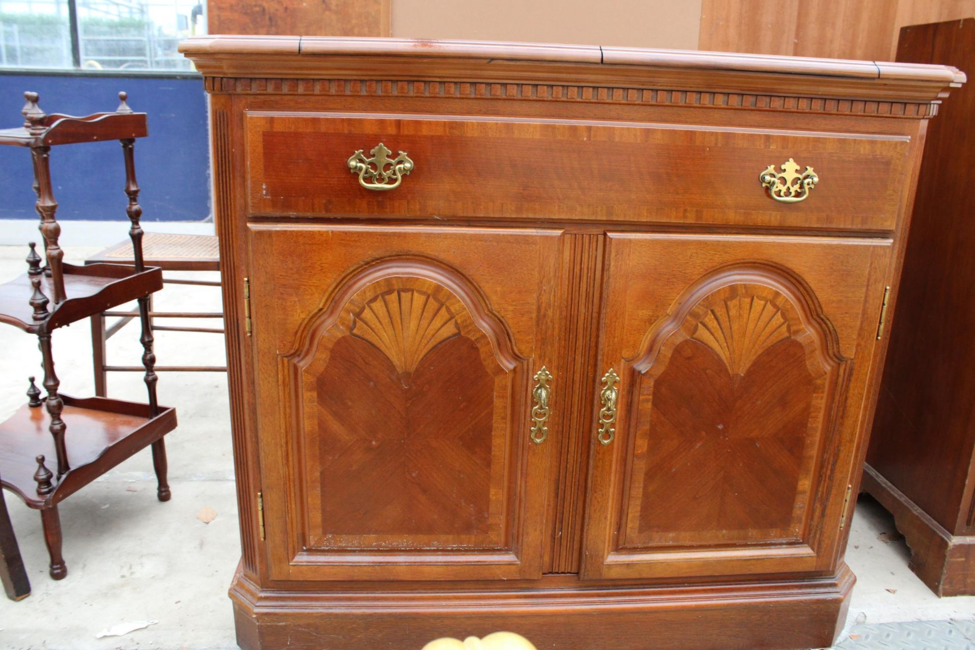 A MODERN HARDWOOD SIDEBOARD/BUFFET CABINET WITH FOLD-OVER TOP, SINGLE DRAWER AND TWO CUPBOARDS, - Image 3 of 7