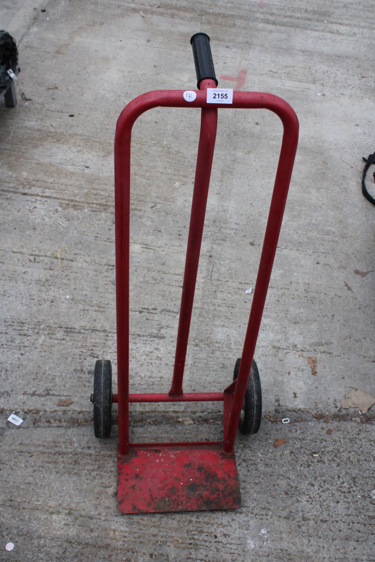 A RED METAL TWO WHEELED SACK TRUCK - Image 2 of 2