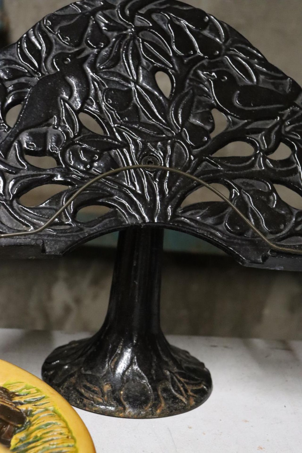 A VINTAGE CAST BOOK STAND IN A TREE DESIGN WITH BIRDS, HEIGHT 26CM, WIDTH 28CM - Image 2 of 2