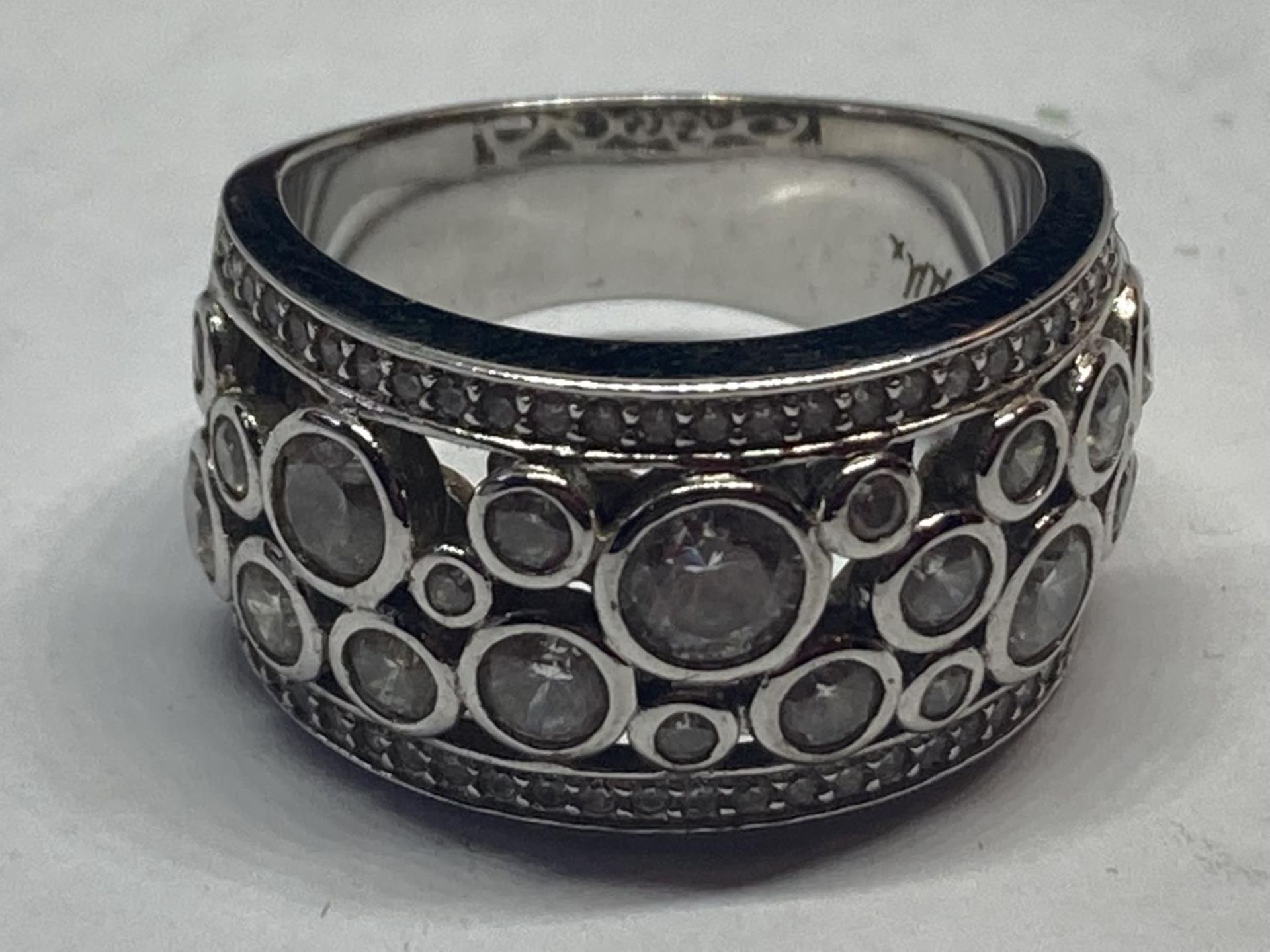A SILVER DRESS RING IN A PRESENTATION BOX - Image 2 of 4
