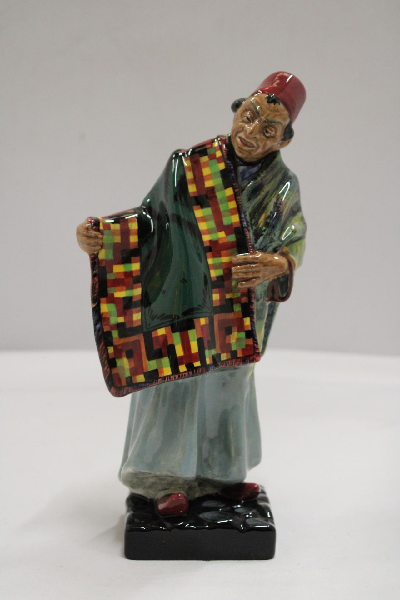 A ROYAL DOULTON FIGURE " CARPET SELLER" HN 2464 - Bild 2 aus 6