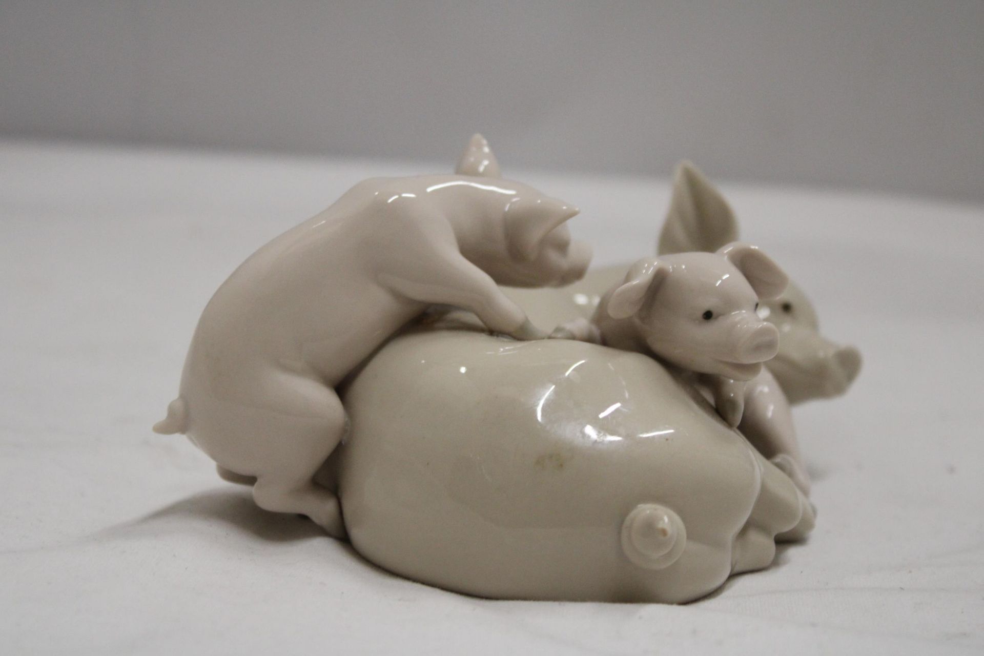 A LLADRO PLAYFUL PIGLETS FIGURE (A/F) - Image 5 of 6