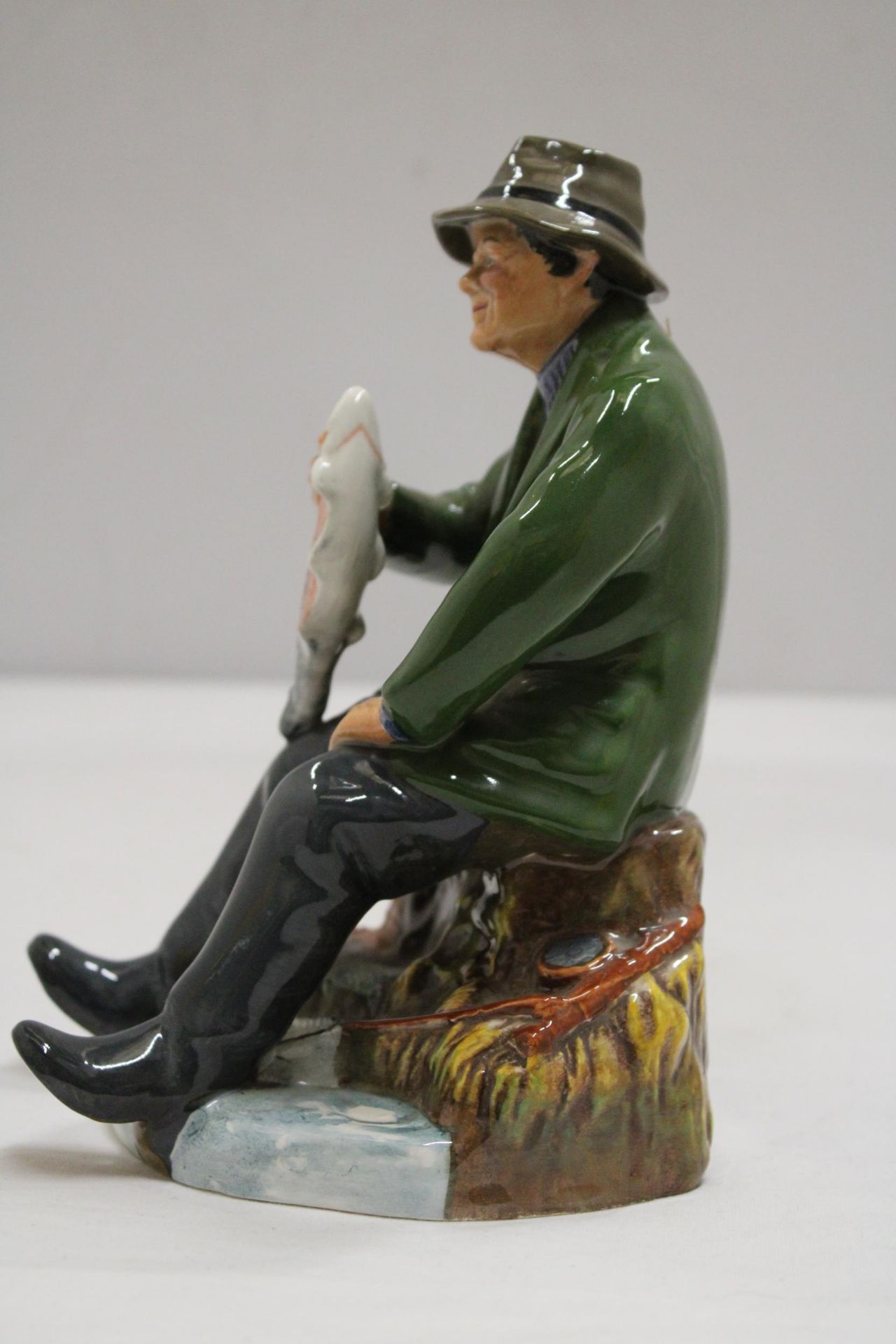 A ROYAL DOULTON FIGURE "A GOOD CATCH" HN 2258 - Image 5 of 6