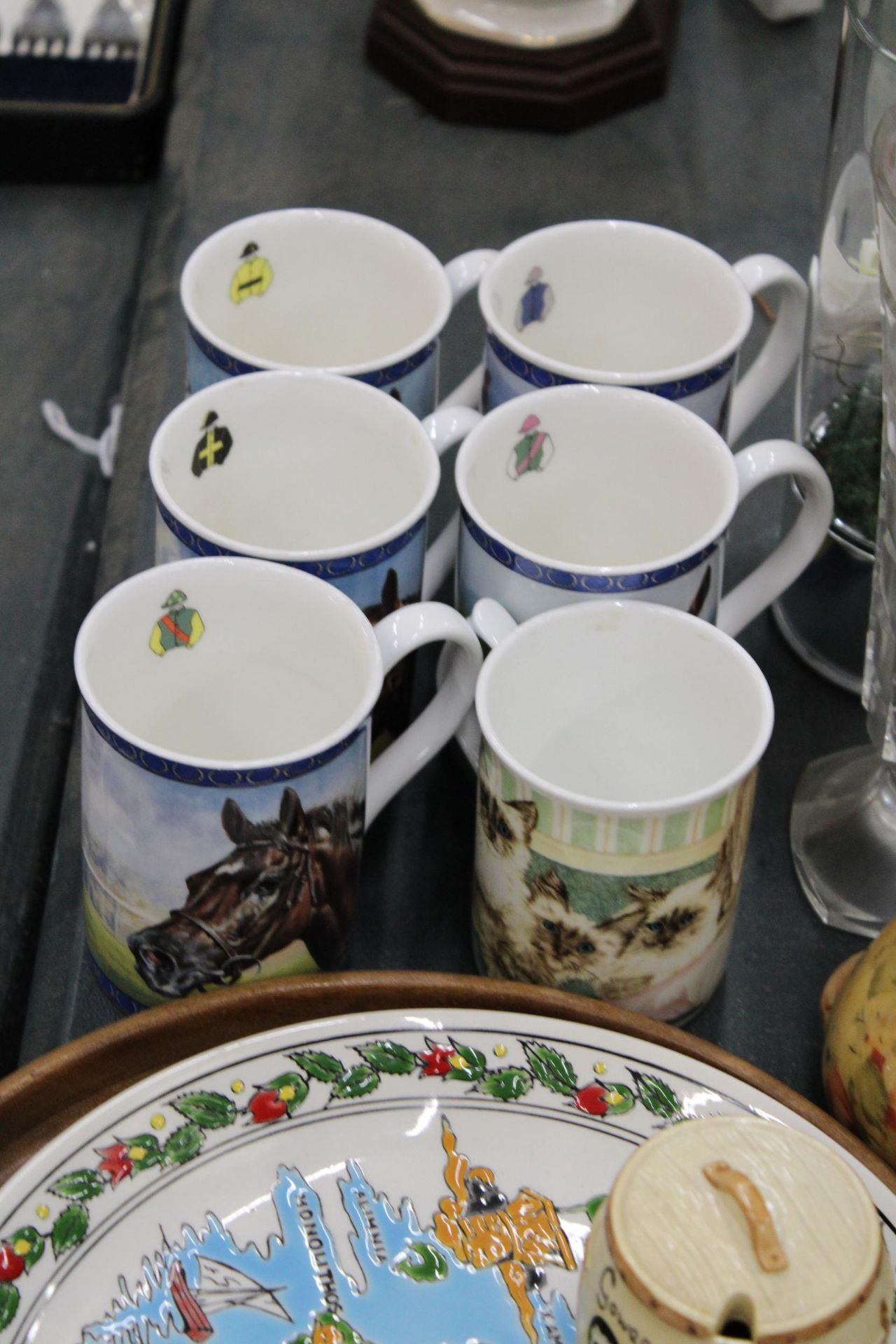 A MIXED LOT TO INCLUDE HORSE RACING MUGS, CABINET PLATES, PIN TRAYS, ANIMAL FIGURES, VICTORIAN EYE - Bild 7 aus 9