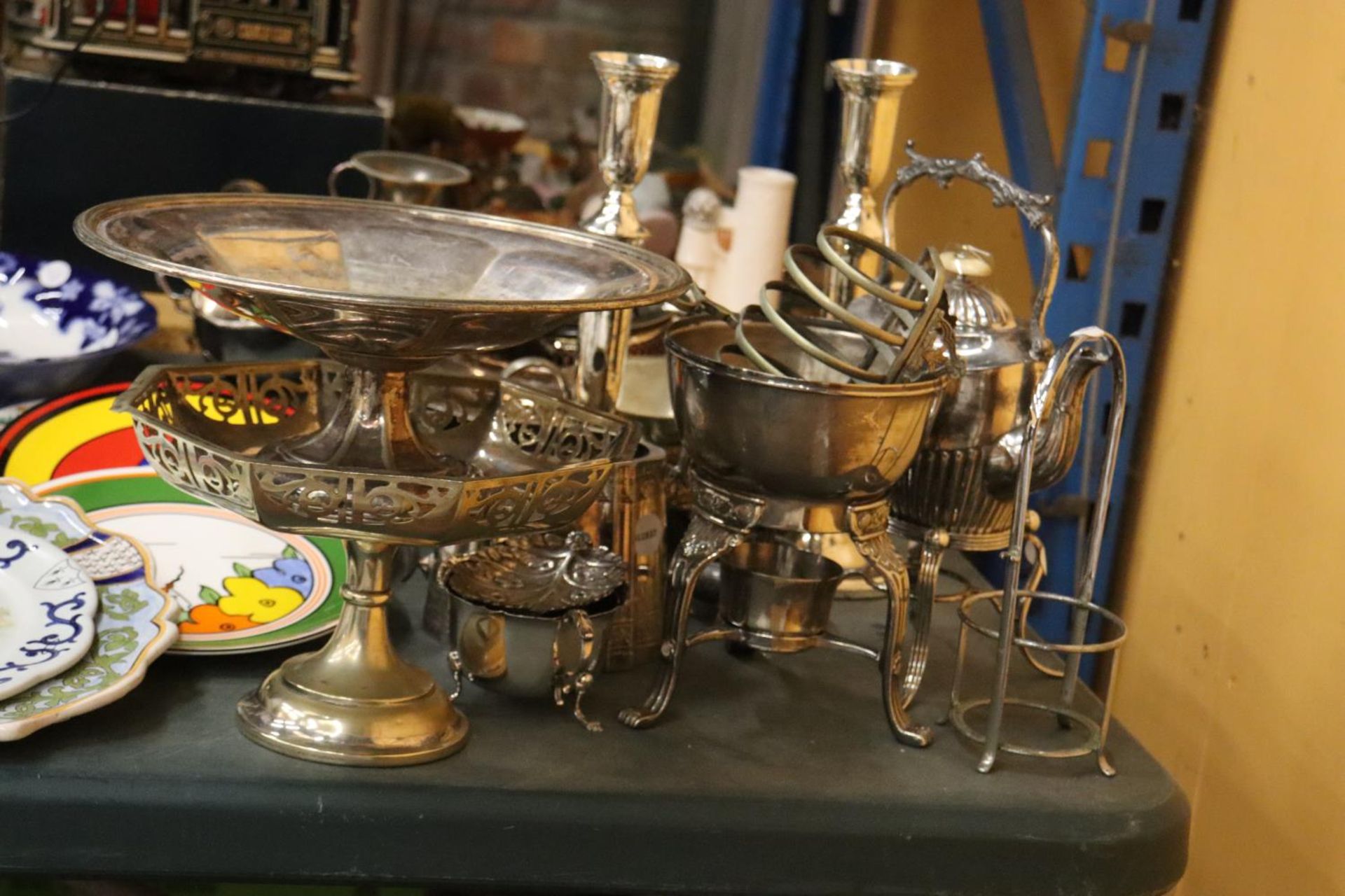 A LARGE COLLECTION OF SILVER PLATE ITEMS TO INCLUDE TRAYS, CANDLESTICK HOLDERS ETC - Bild 3 aus 6
