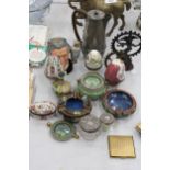 A MIXED LOT TO INCLUDE TWO SILVER LIDDED POTS, CLOISONNE BOWLS, PORCELAIN EGG SHAPED TRINKET