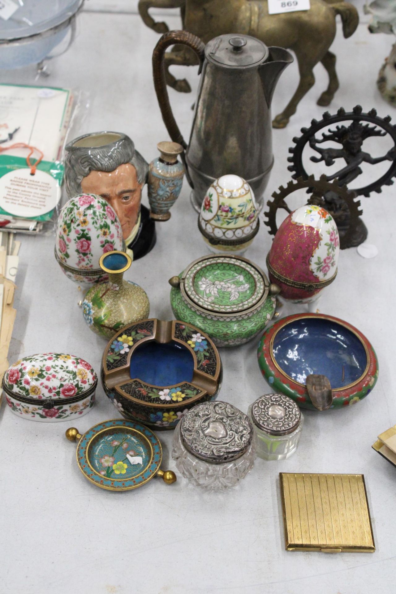 A MIXED LOT TO INCLUDE TWO SILVER LIDDED POTS, CLOISONNE BOWLS, PORCELAIN EGG SHAPED TRINKET