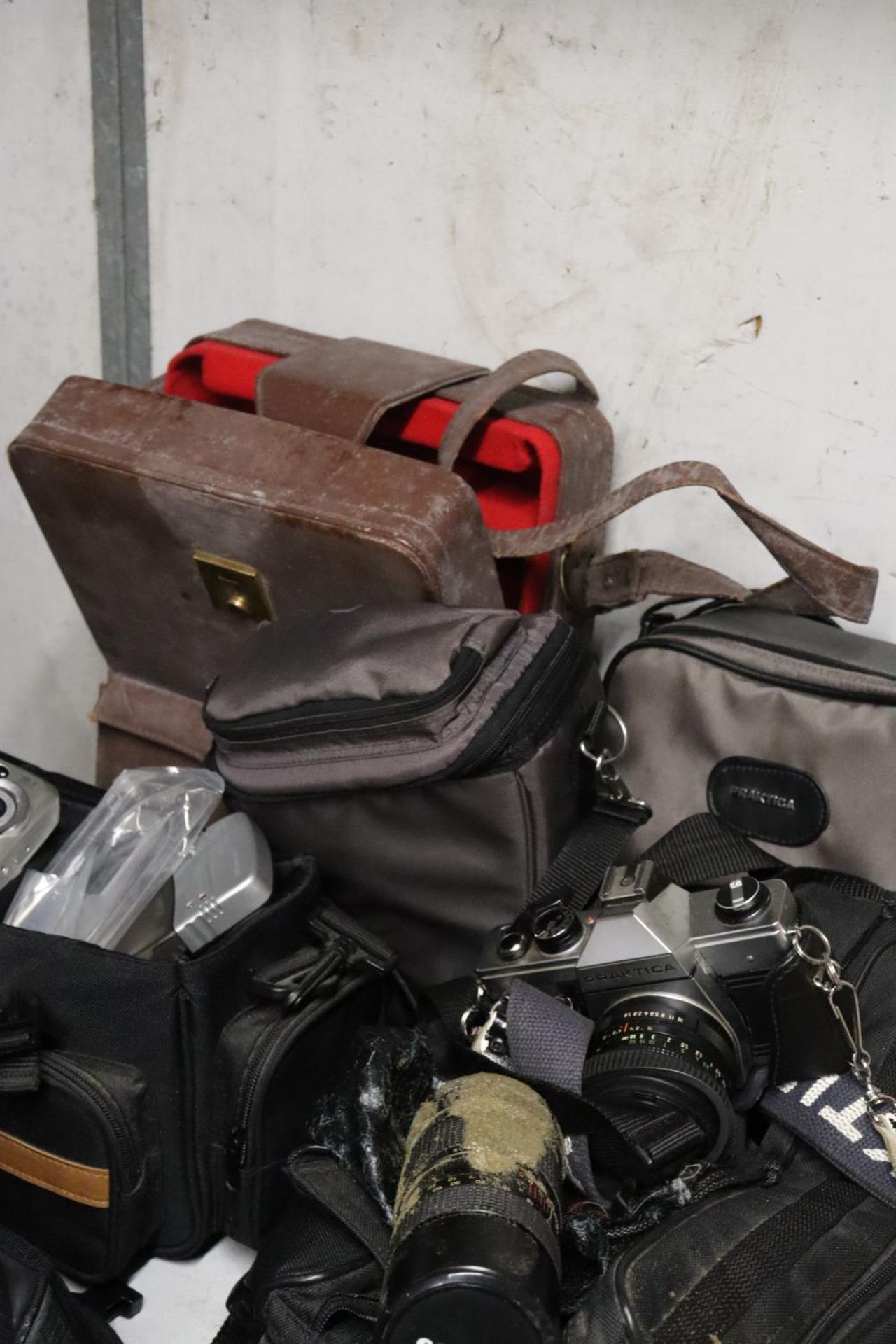 A COLLECTION OF CAMERAS AND ACCESSORIES, TO INCLUDE A KODAK EASYSHARE WITH BAG, CHARGER, ETC, A - Image 6 of 7