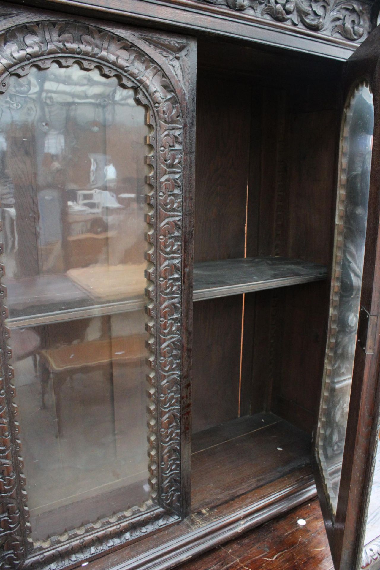 A VICTORIAN OAK BLACK FOREST STYLE SIDEBOARD WITH ASSOCIATED 2 DOOR GLAZED BOOKCASE, ALL HEAVILY - Bild 12 aus 12