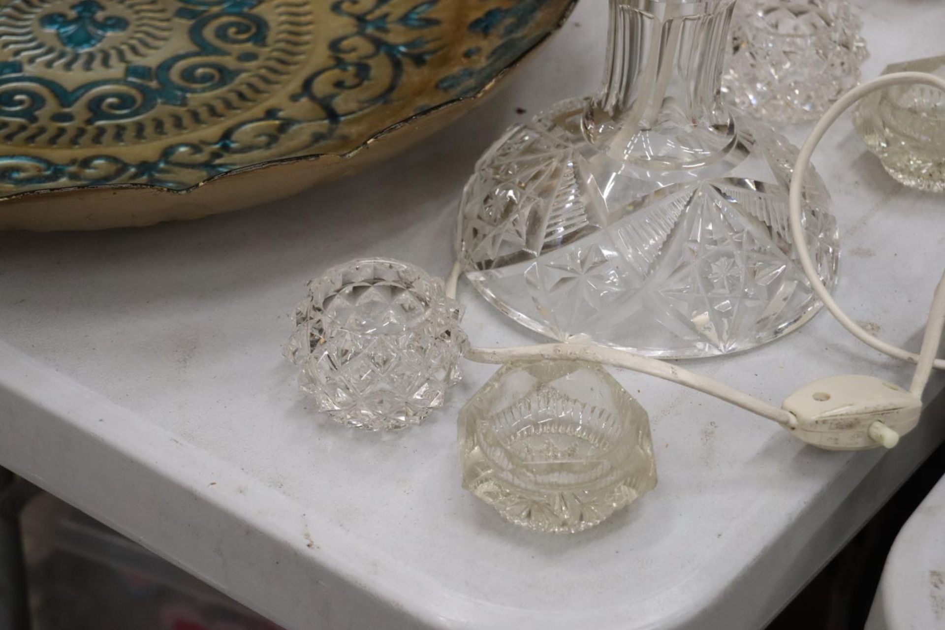 A QUANTITY OF GLASSWARE TO INCLUDE A MUSHROOM LAMP, BUTTER DISH, CANDLE HOLDERS AND AN ORNATE GOLD - Bild 5 aus 5