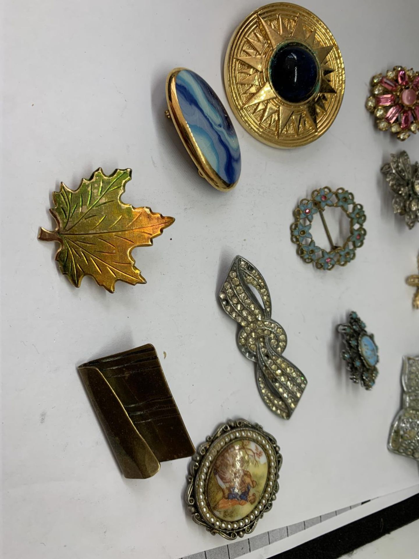 A QUANTITY OF BROOCHES - Image 3 of 3