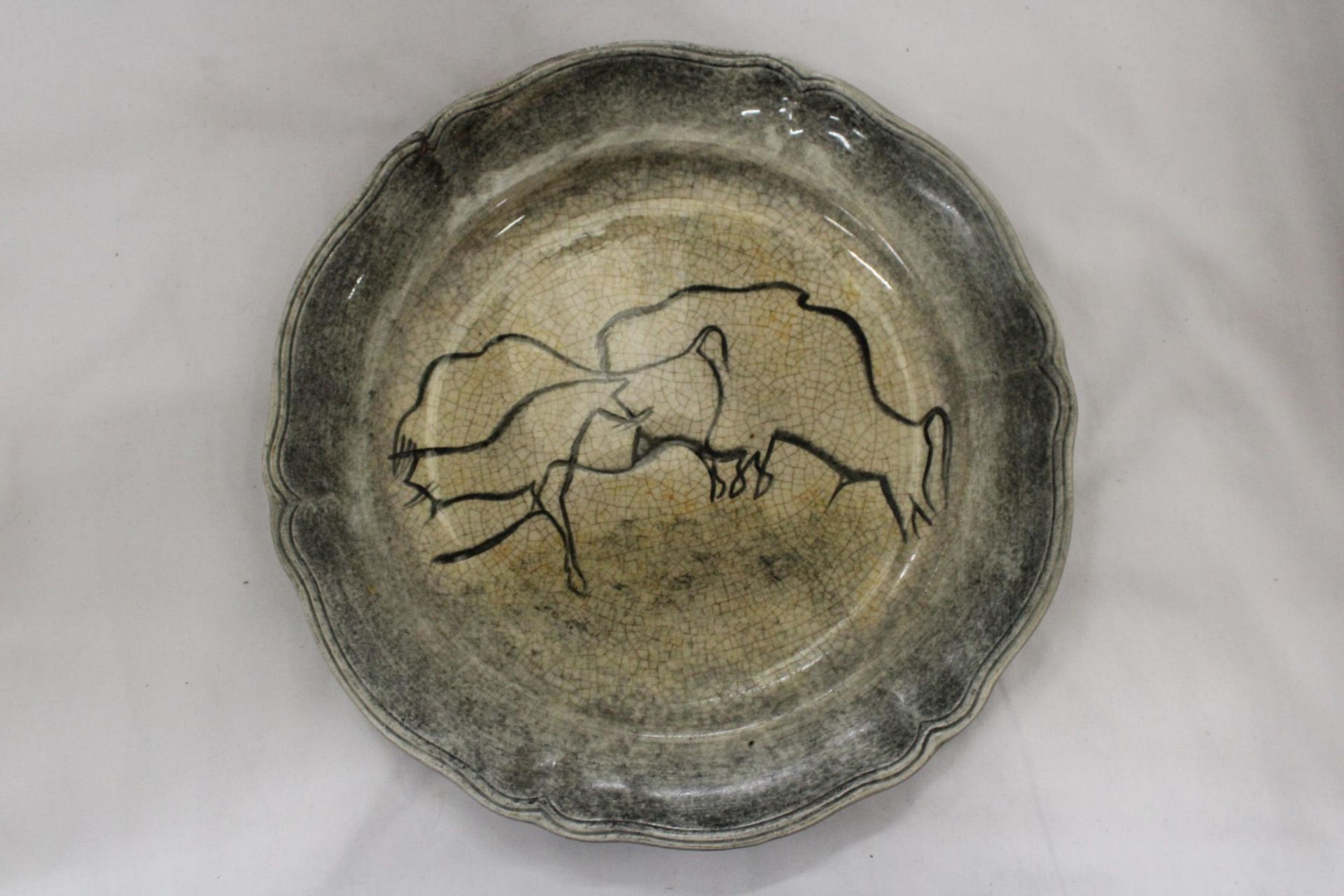 A FRENCH 'PECH-MERLE' PLATE WITH ANIMAL DESIGN, DIAMETER 29CM - Image 2 of 5