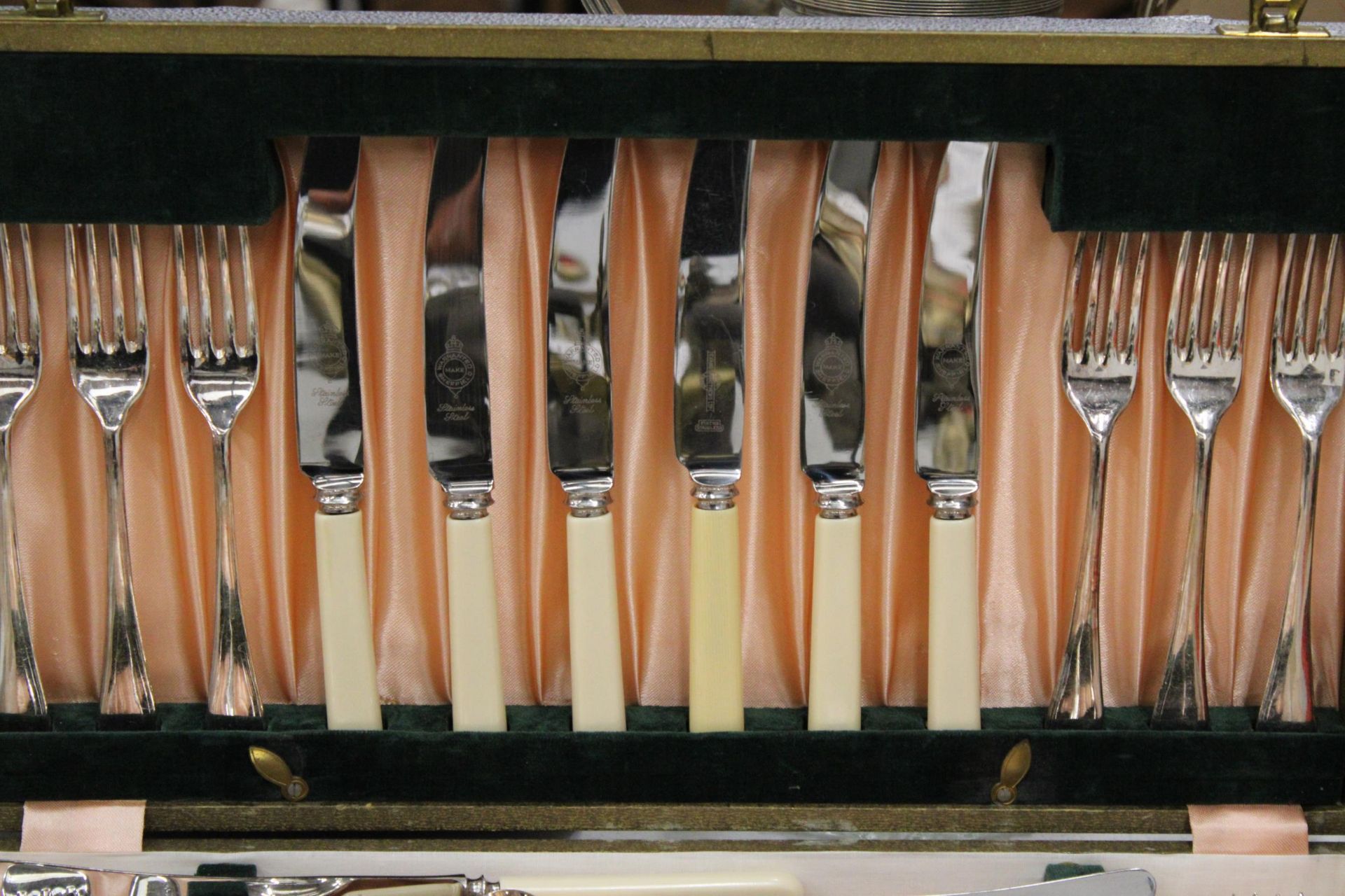 A SHEFFIELD CANTEEN OF CUTLERY, CASED - Image 2 of 6