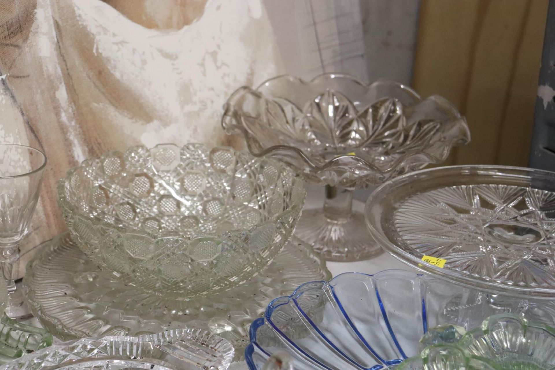 A LARGE QUANTITY OF GLASSWARE TO INCLUDE BOWLS, CAKE STANDS, JUGS, ETC - Image 4 of 6