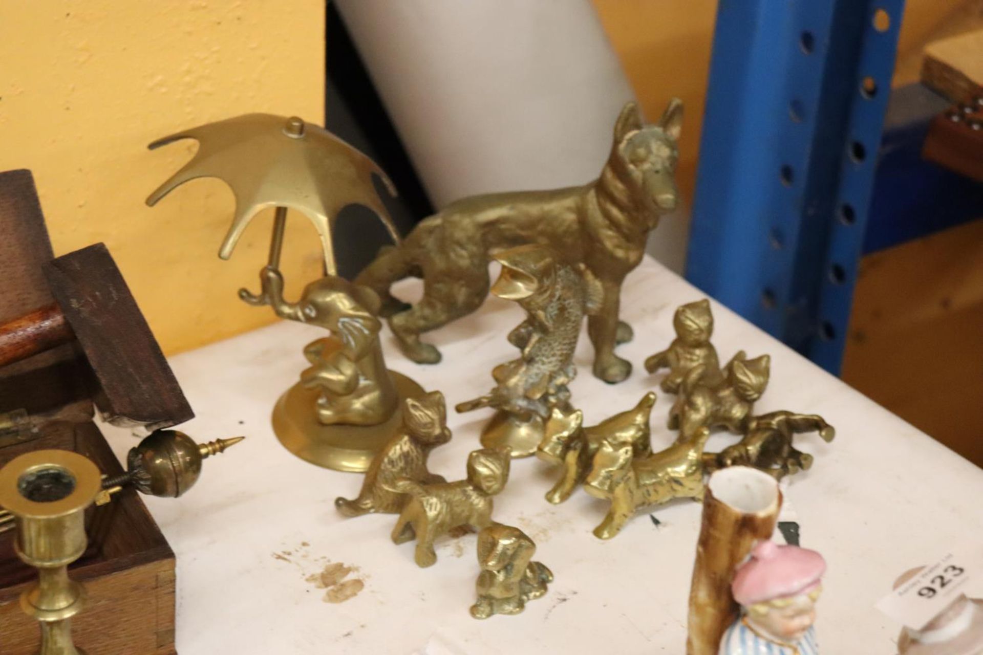 A QUANTITY OF BRASSWARE ANIMALS TO INCLUDE A FISH, ELEPHANT, DOG, ETC - Image 2 of 4