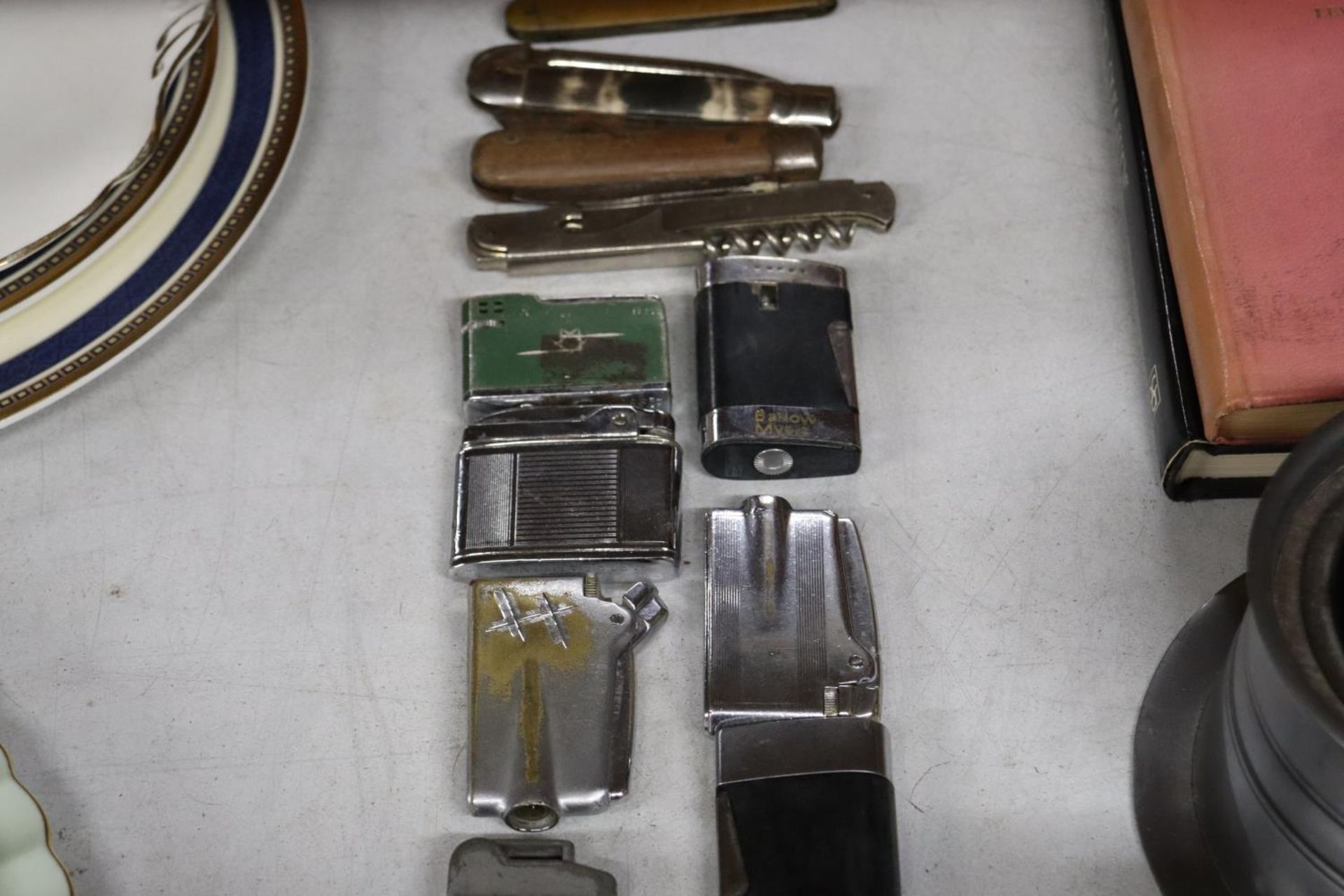 A COLLECTION OF 13 VINTAGE LIGHTERS AND SEVEN PEN KNIVES - Bild 4 aus 5