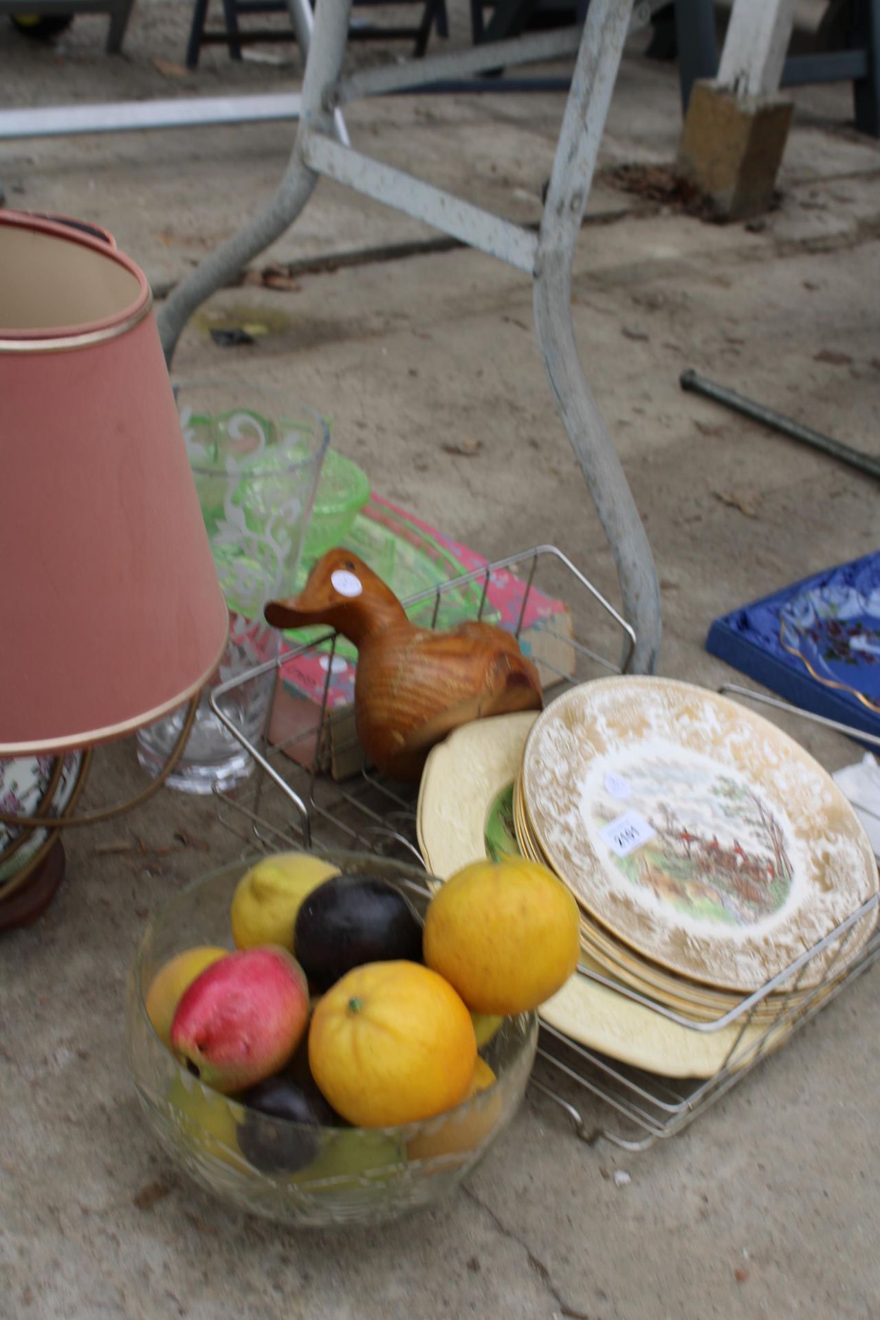 AN ASSORTMENT OF ITEMS TO INCLUDE A LAMP, GLASS DRESSING TABLE ITEMS AND CERAMIC PLATES ETC - Image 3 of 5