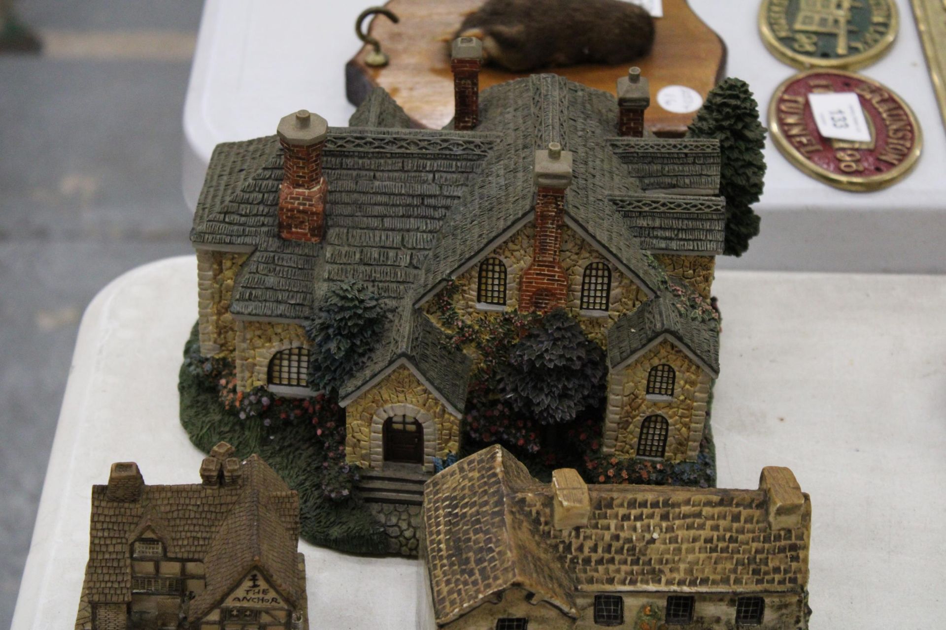 A LARGE QUANTITY OF COLLECTABLE COTTAGES - 23 IN TOTAL - Image 6 of 6