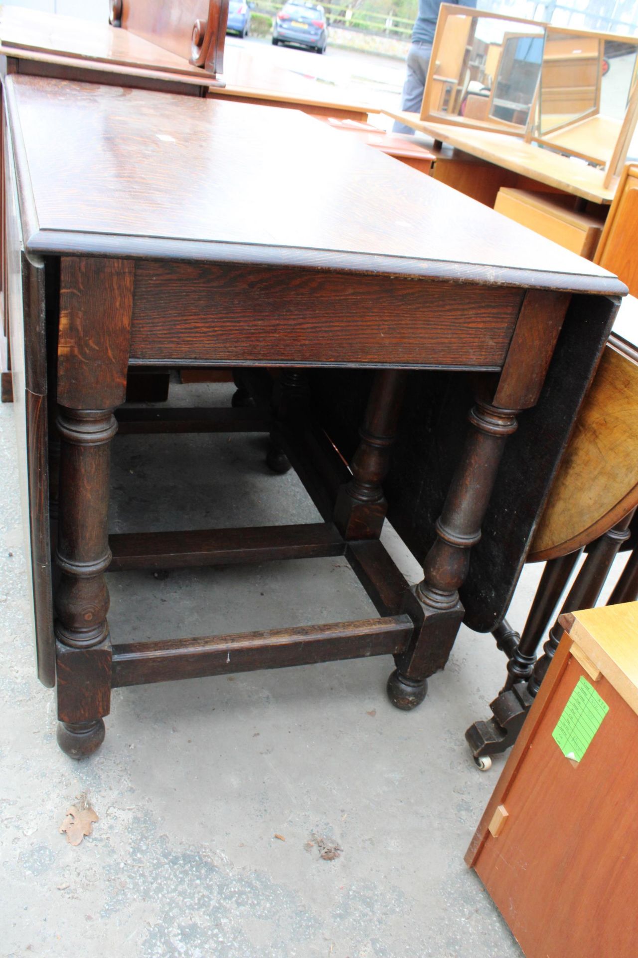 AN EARLY 20TH CENTURY OAK GATELEG DINING TABLE ON TURNED LEGS 72" X 48" OPENED - Image 2 of 3