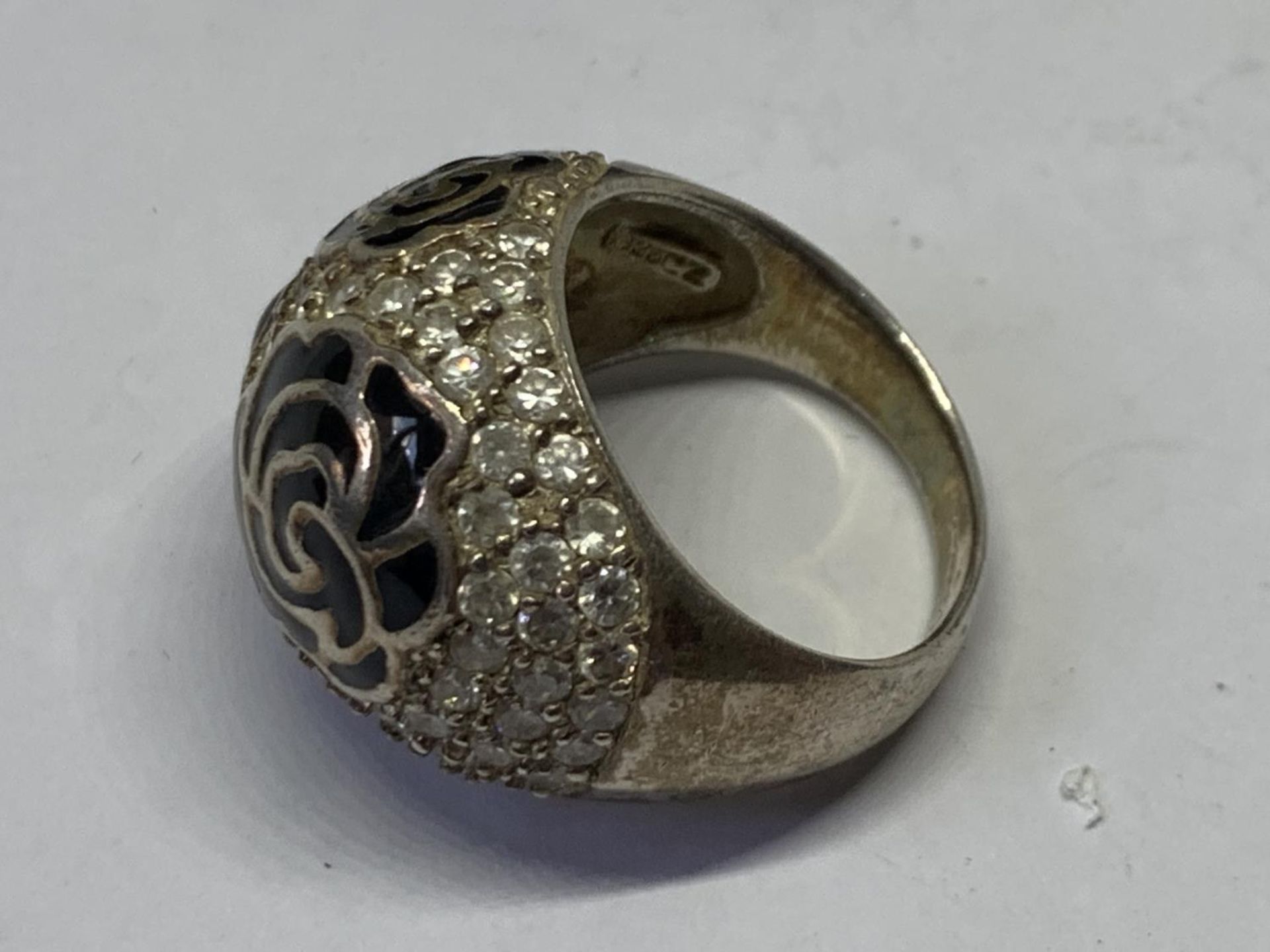 A SILVER AND BLACK RING IN A PRESENTATION BOX - Image 3 of 3
