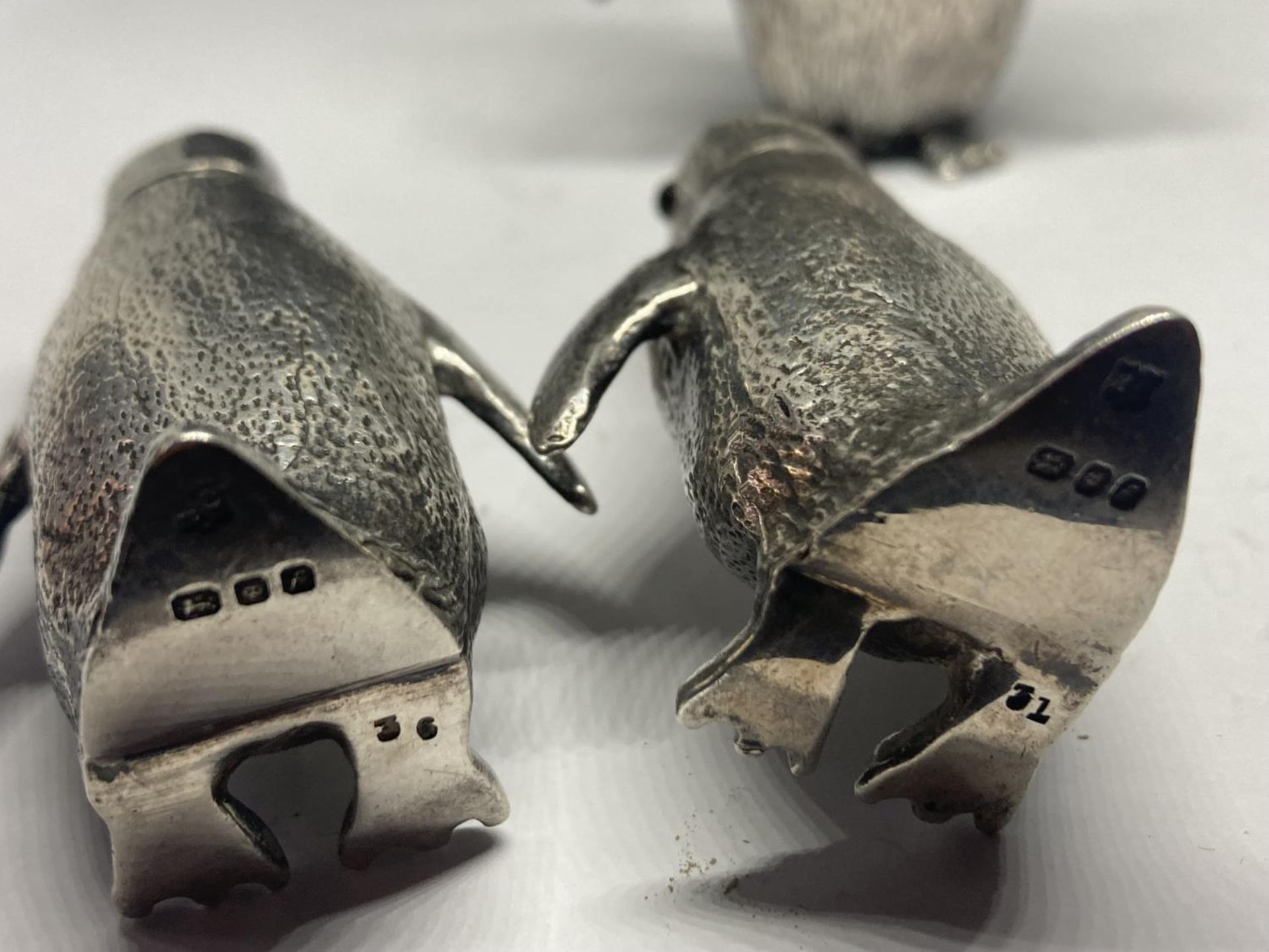 A HALLMARKED LONDON SILVER CRUET SET IN THE FORM OF THREE PENGUINS GROSS WEIGHT 279.3 GRAMS - Image 3 of 11