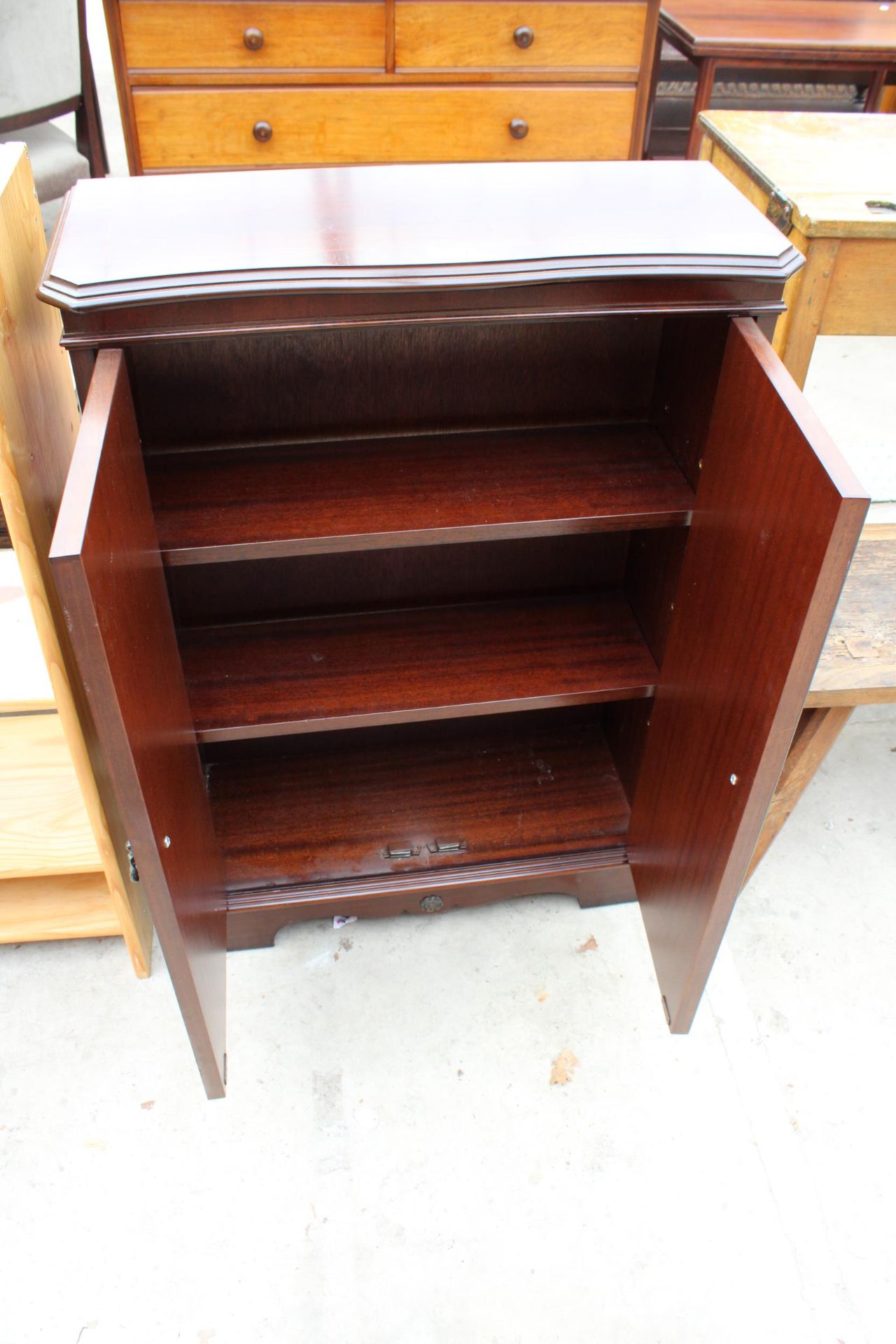 A MAHOGANY AND CROSSBANDED TWO DOOR CABINET AND SET OF OPEN PINE SHELVES - Image 3 of 3