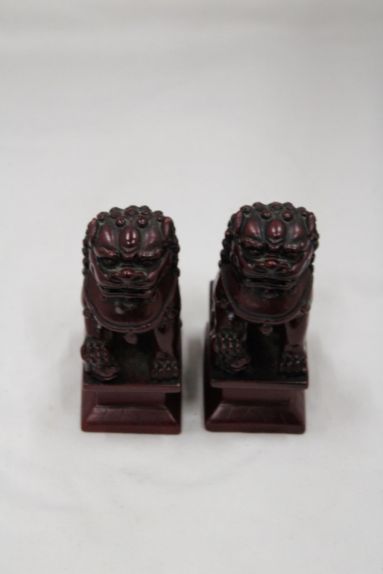 A PAIR OF HEAVY SOLID ORIENTAL FOO DOGS, HEIGHT 11CM