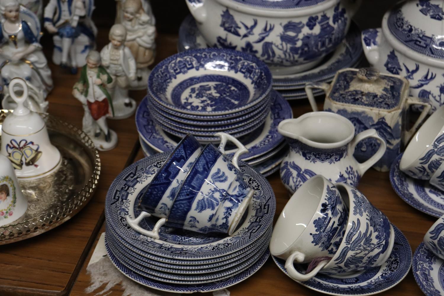 A BLUE AND WHITE WILLOW PATTERN PART DINNER SERVICE TO INCLUDE SERVING TUREENS, BOWLS, SUGAR BOWL, - Image 4 of 5