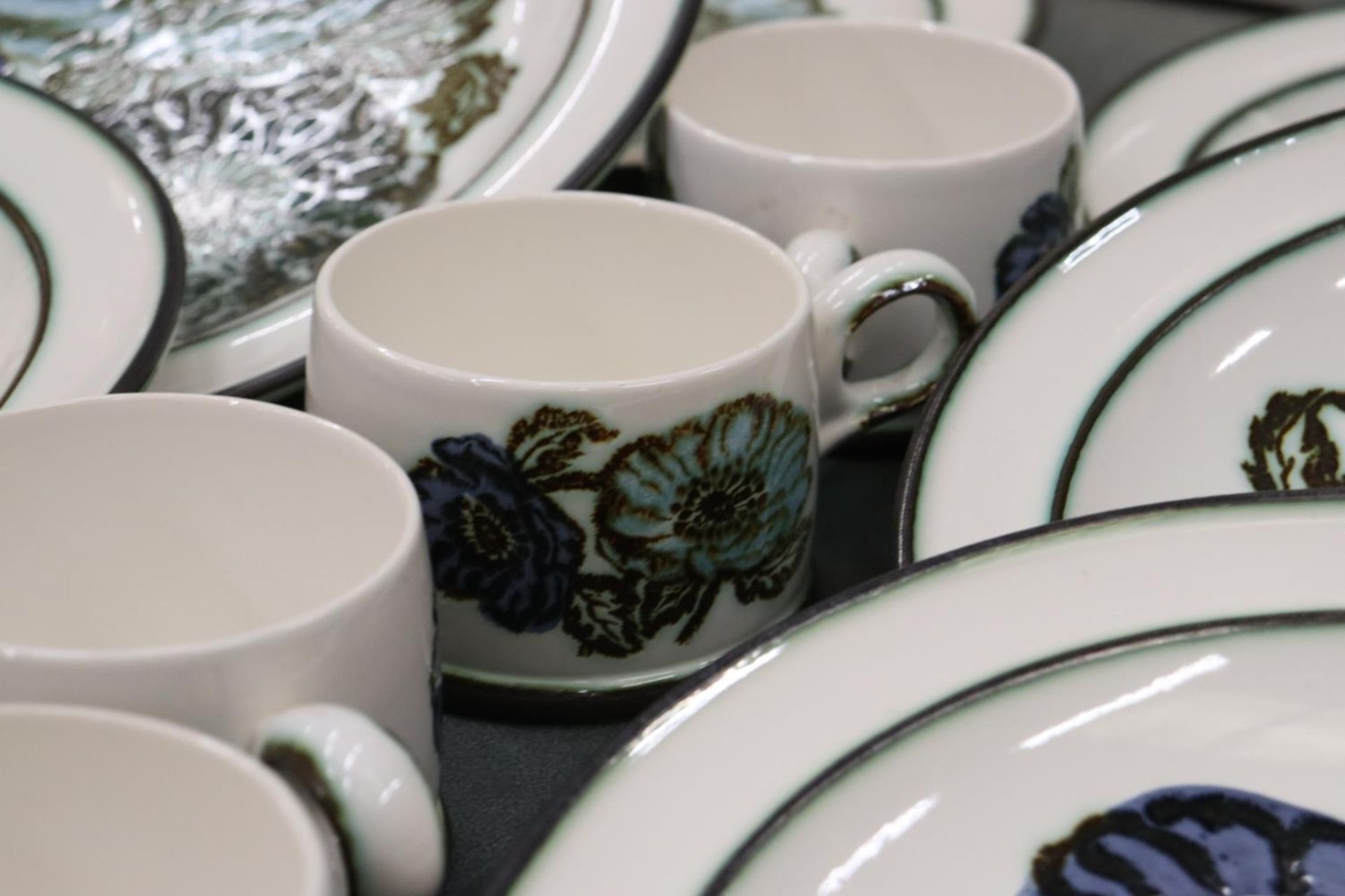A QUANTITY OF WEDGEWOOD TO INCLUDE SIX PLATES AND FIVE MUGS - Image 5 of 6