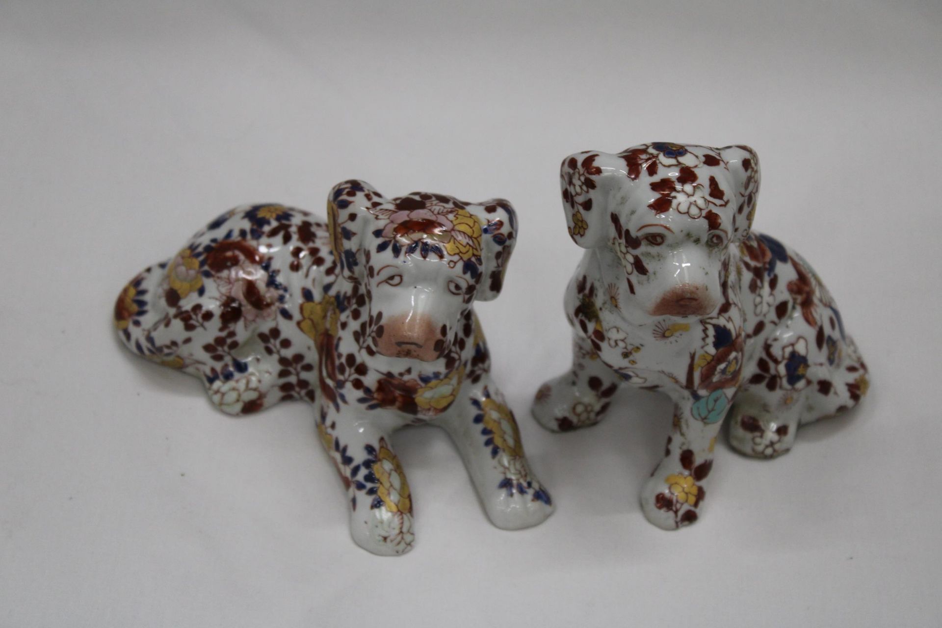A PAIR OF FLORAL DOGS, ONE WITH ORIENTAL MARKS TO THE BASE - Image 5 of 6