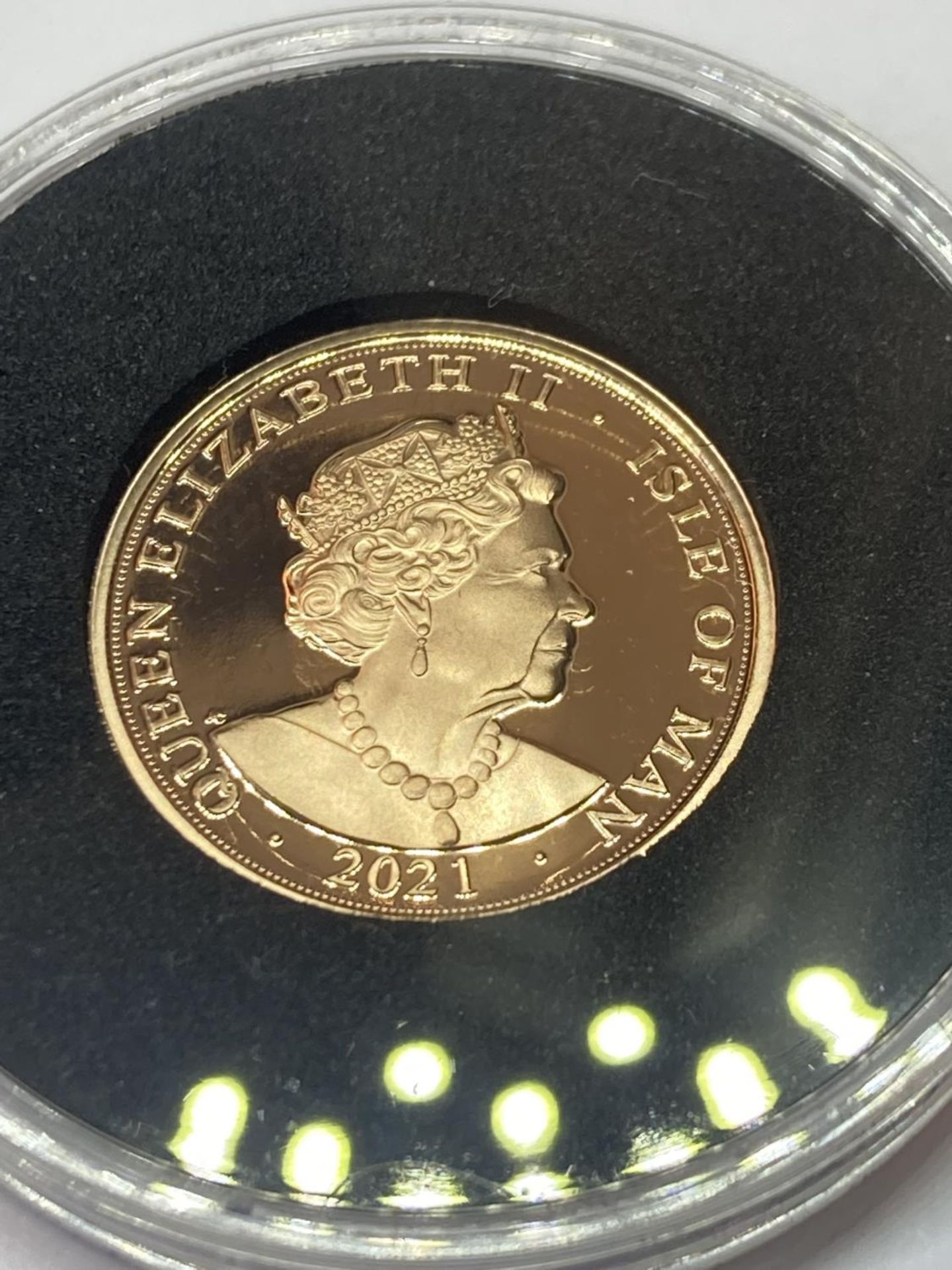 A 2021 QE2 95TH BIRTHDAY ISLE OF MAN GOLD PROOF SOVEREIGN LIMITED EDITION NUMBER 540 OF 995 - Image 3 of 4