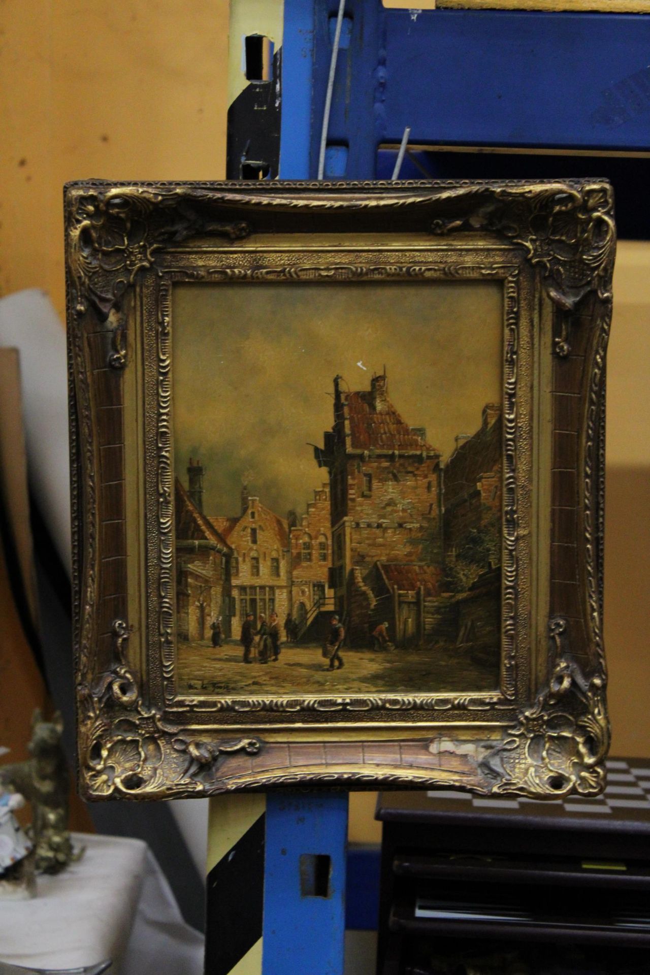 A VAN DE BOOSE OIL ON BORD OF A TOWN SCENE, IN A GILT FRAME, 31CM X 36CM