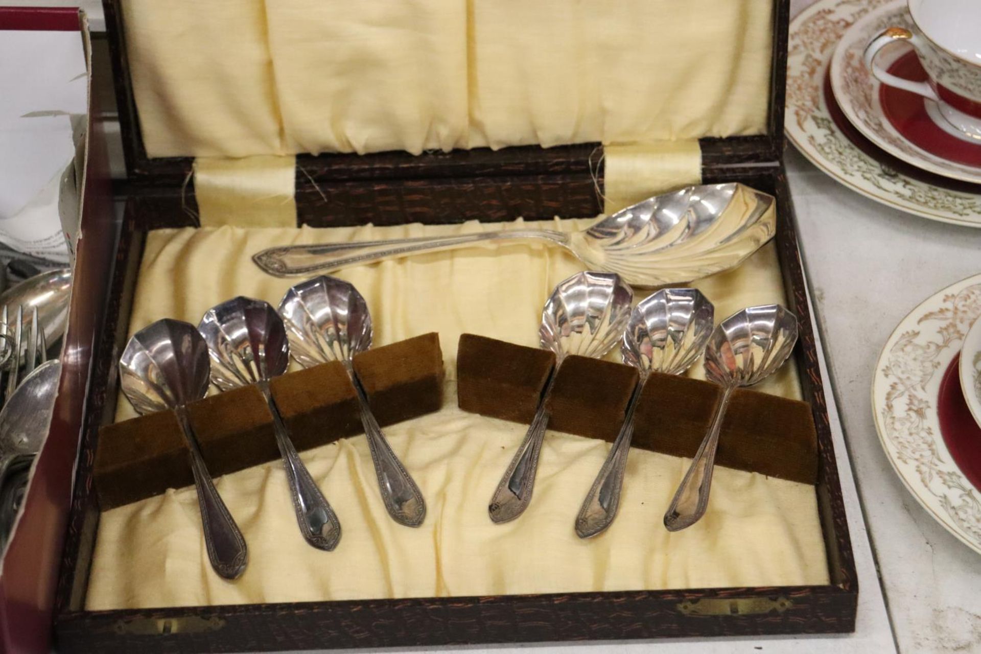 A QUANTITY OF VINTAGE FLATWARE TO INCLUDE TWO BOXED SPOON SETS - Image 2 of 5