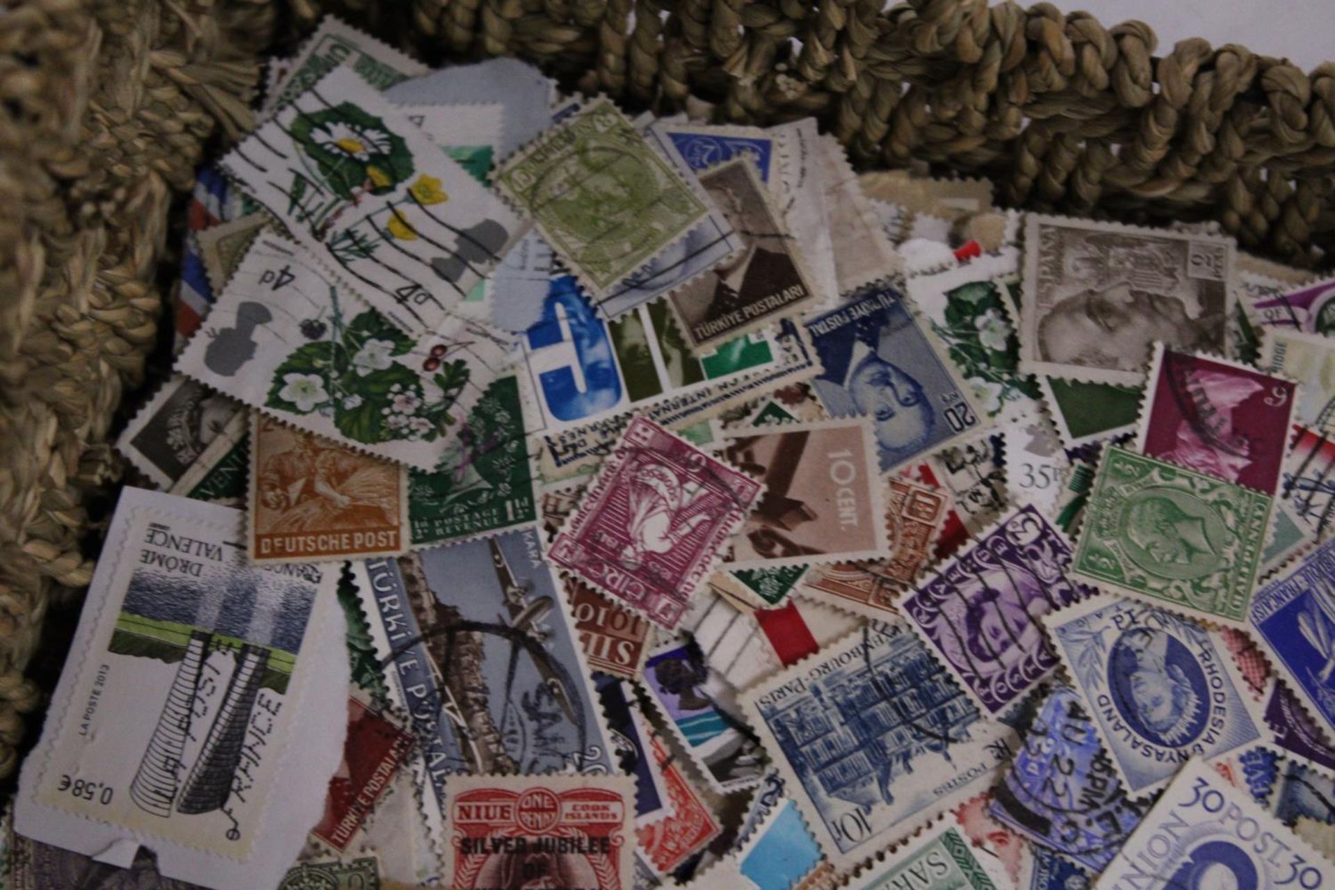 A LARGE COLLECTION OF ASSORTED BRITISH AND WORLD STAMPS - Image 3 of 6