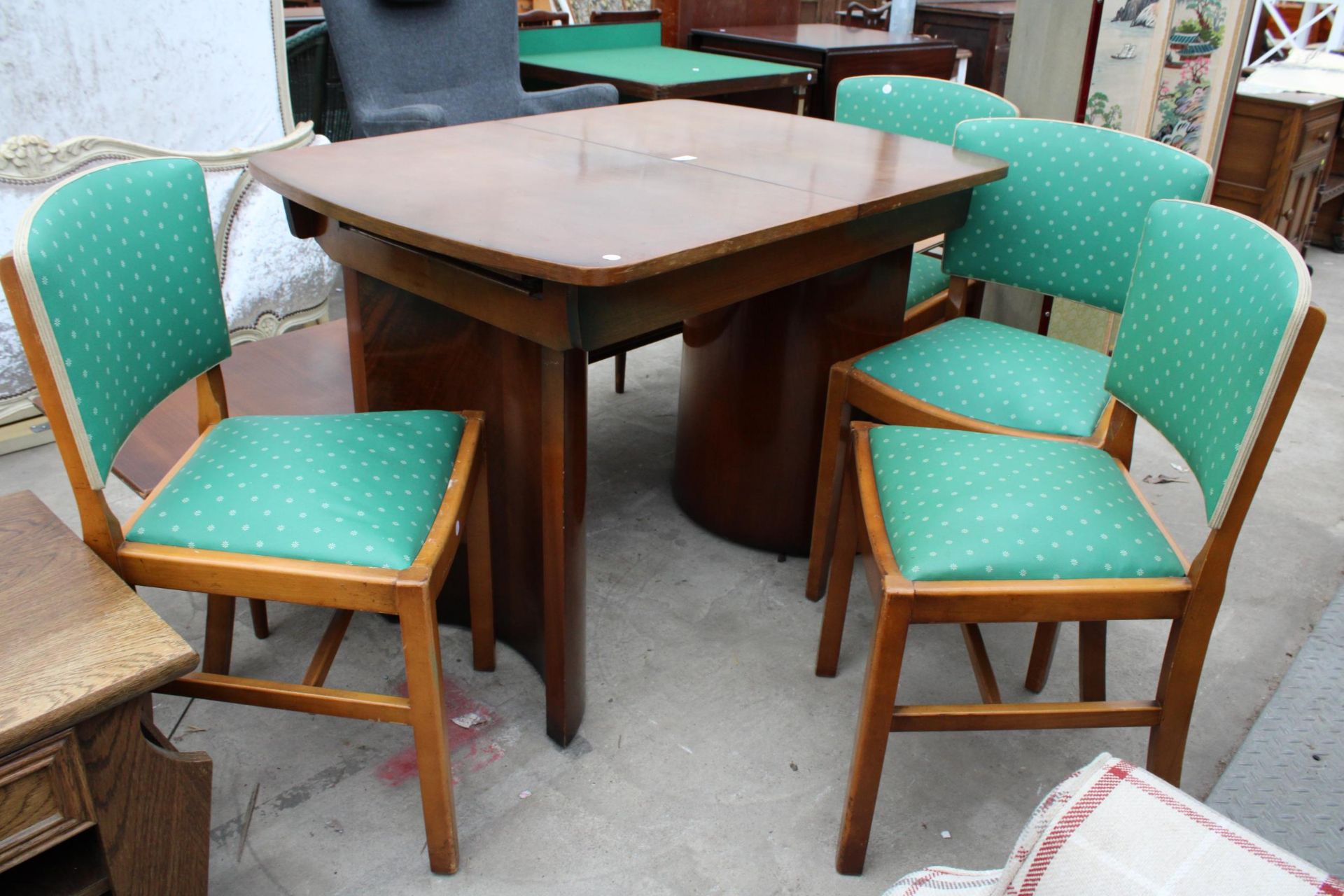 A MID 20TH CENTURY WALNUT EXTENDING DINING TABLE AND FOUR CHAIRS - Image 2 of 3