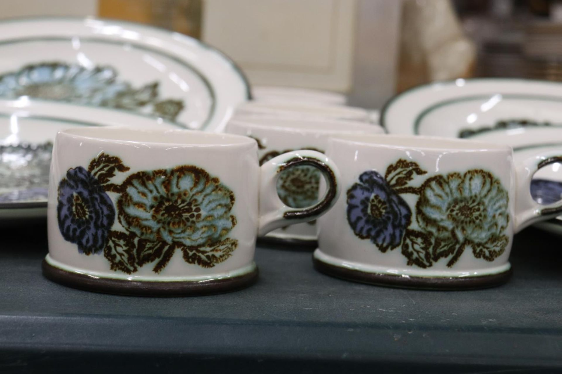 A QUANTITY OF WEDGEWOOD TO INCLUDE SIX PLATES AND FIVE MUGS - Image 4 of 6