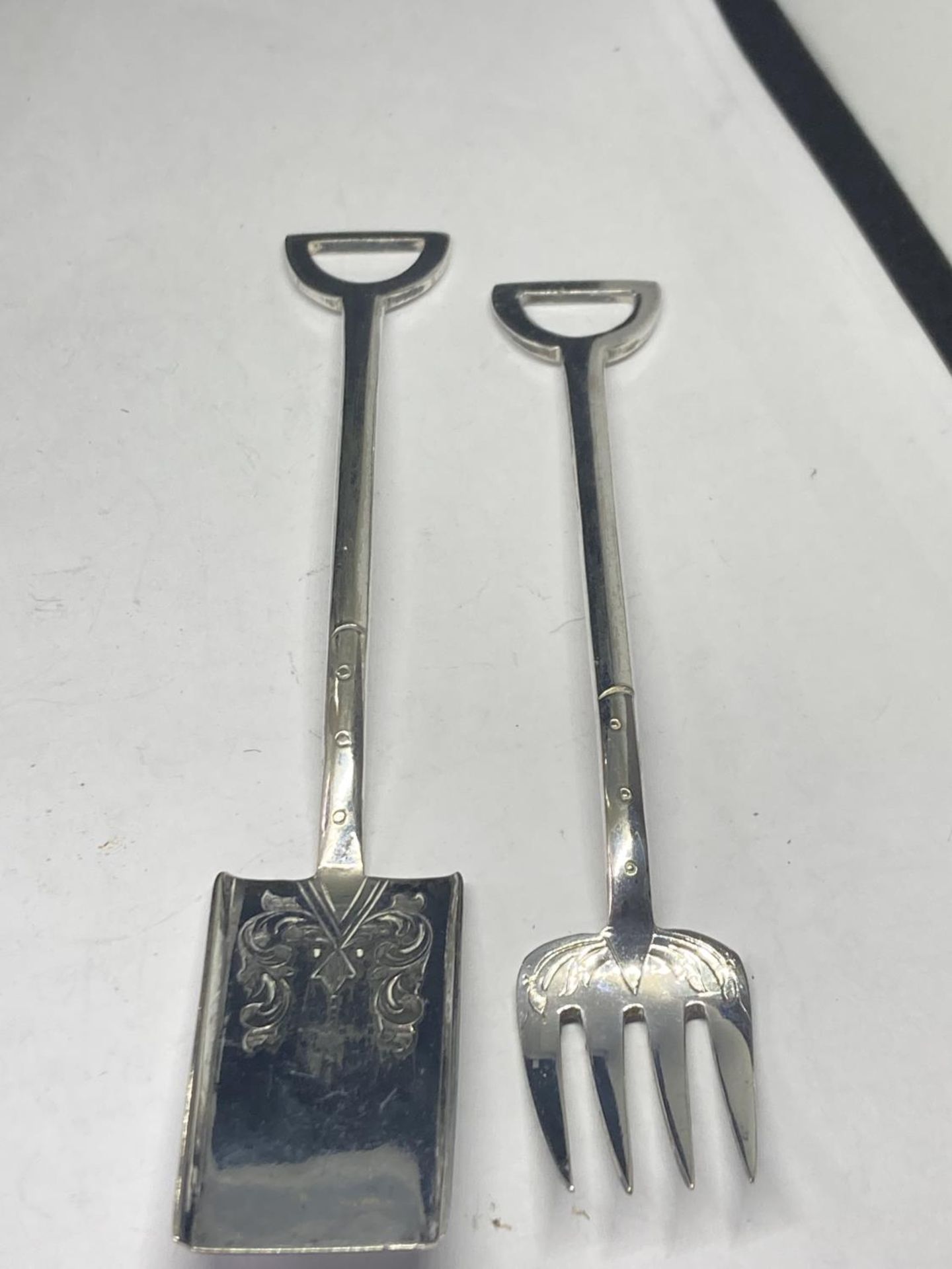 VARIOUS HALLMARKED SILVER ITEMS TO INCLUDE A BIRMINGHAM MANICURE SET AND TONGS AND A SILVER PLATED - Bild 4 aus 6