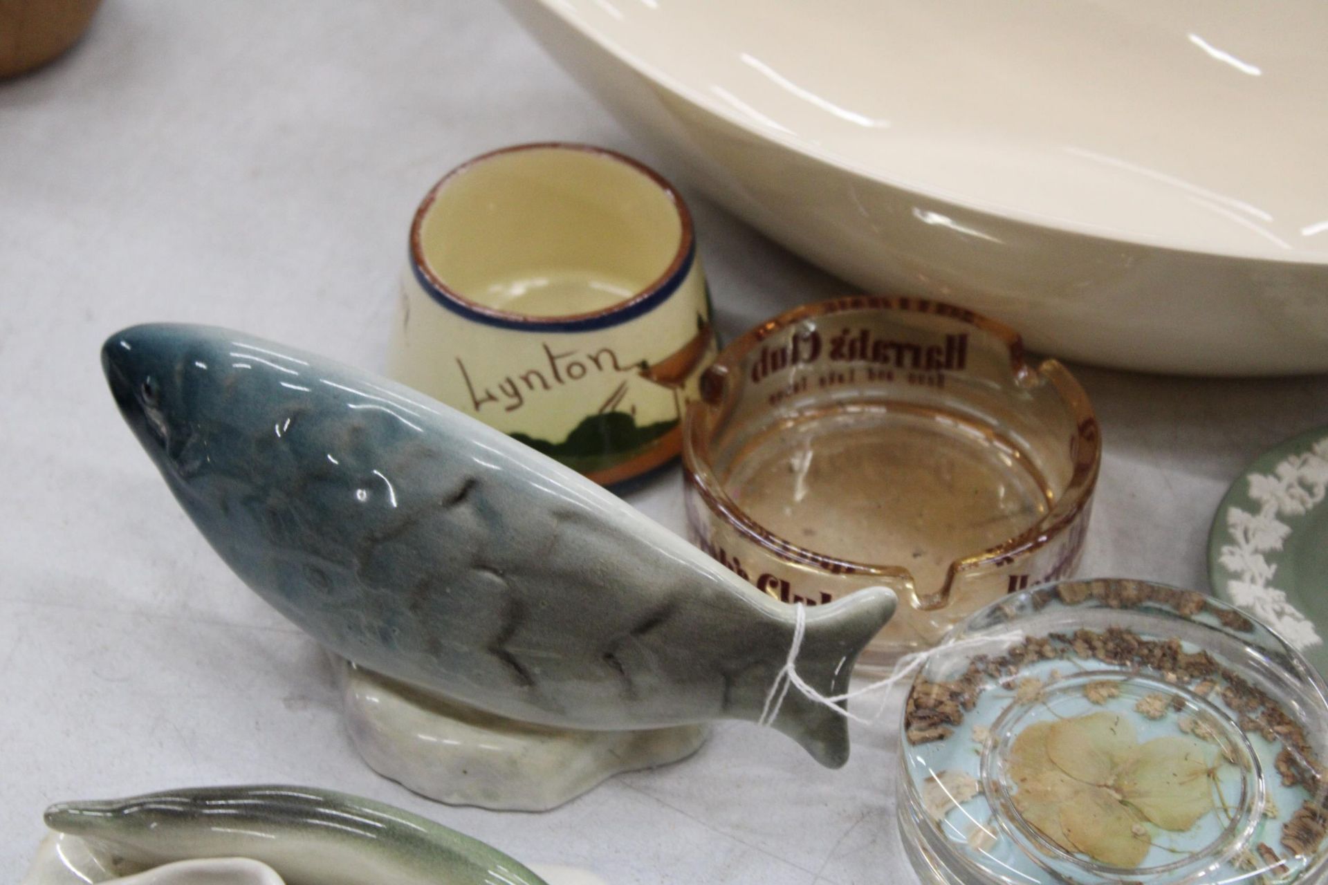 A MIXED LOT OF CERAMICS TO INCLUDE TEAPOTS, TWEMLOW WARE FISHES, ASHTRAYS, ETC - Image 3 of 6