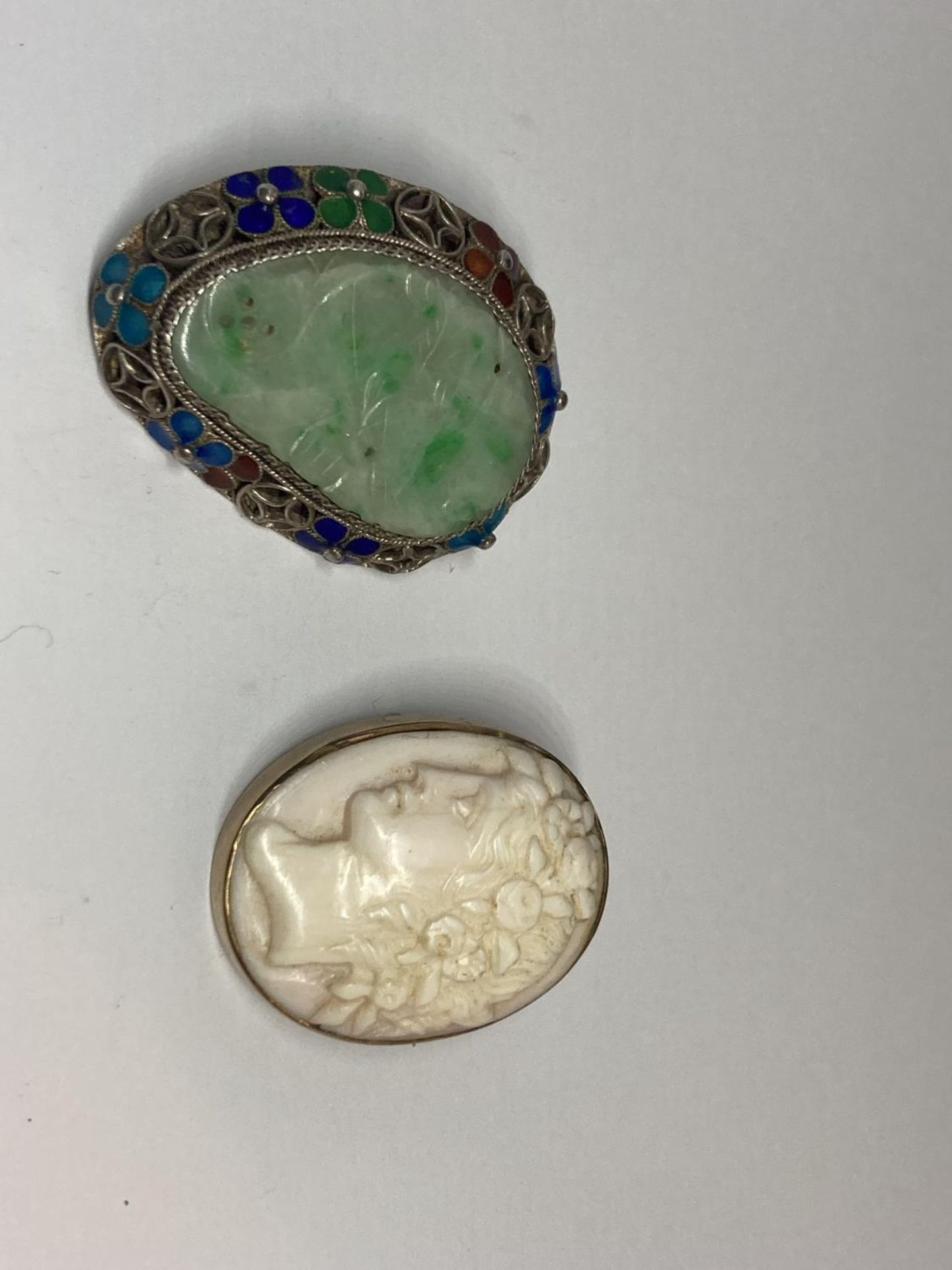 FOUR BROOCHES TO INCLUDE TWO SILVER AND A GOLD PLATED CAMEO - Image 2 of 5