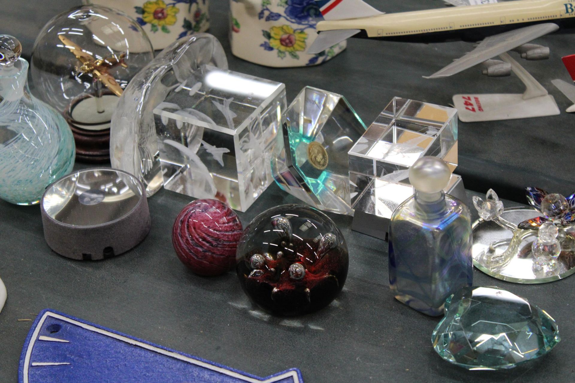 A QUANTITY OF GLASSWARE TO INCLUDE SIGNED PAPERWEIGHTS, SCENT BOTTLES, ETC - Image 2 of 7